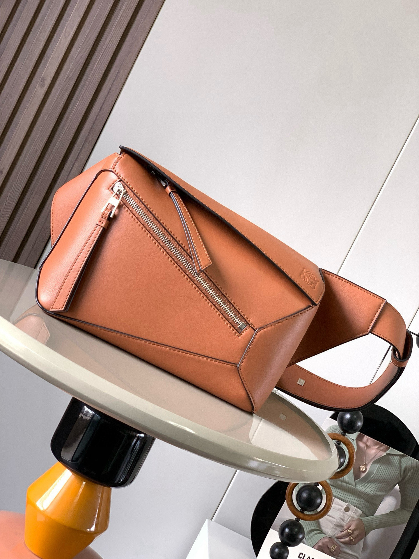 NO:532692,The new small classic cowhide leather Puzzle waist bag rectangular shape and precise cutting technology create Puzzle's unique geometric lines. This small waist bag is made of classic cowhide leather. It is soft and light. It has a low-key and recognizable shape. It can be matched with both business and casual. Later, I found a puzzle waist bag. Compared with classic, Puzzle is relatively niche. This waist bag removes the handle of the classic puzzle. The rear zipper bag at the back of the classic puzzle is moved to the front belt and becomes an unremovable latch buckle wide belt retains the basic bag shape of the classic puzzle casual literary style. In addition, the fork adds a cool mechanical feel and is also classic and versatile. Not only is the capacity considerable, but the upper body proportions are better. Shoulder or crossbody, adjustable shoulder straps, and metal buckle closure.  Size 24CM~16CM~10.5CM Model number 9114 Color brown, Loewe, cowhide19860909新款小号经典牛皮革 Puzzle 腰包长方体形状和精确的切割技术创造了Puzzle 独特的几何线条这款小号腰包采用经典牛皮革制成皮质柔软轻便,造型低调有辨识度不管是商务还是休闲都可以搭配后来叉发现一款 puzzle腰包,相对经典,puzzle 来说比较小众此款腰包去掉了经典puzzle的手柄把经典puzzle 后面的后置拉链袋移到了前面腰带也变成不可拆卸插销扣宽腰带保留经典puzzle随性文艺的基本包型外,叉增加了一份酷酷的机械感同样经典百搭. 不仅容量可观而且上身比例更好.肩背或斜挎 ,可调节肩带,配有金属搭扣开合 尺寸24CM～16CM～10.5CM 款号9114 颜色棕色,罗意威,loewe,cowhide,Bag