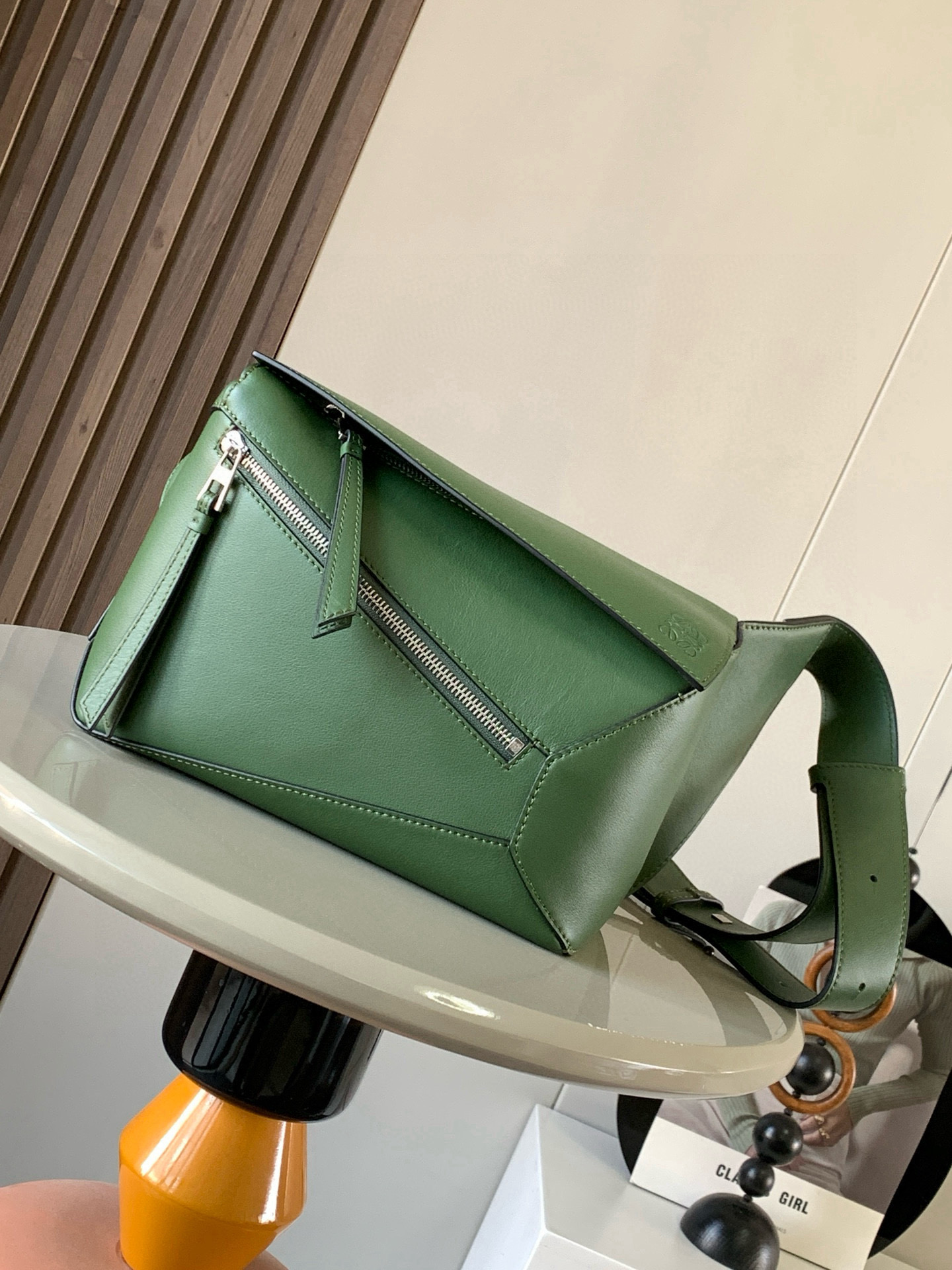 NO:532714,The new small classic cowhide leather Puzzle waist bag rectangular shape and precise cutting technology create Puzzle's unique geometric lines. This small waist bag is made of classic cowhide leather. It is soft and light. It has a low-key and recognizable shape. It can be matched with both business and casual. Later, I found a puzzle waist bag. Compared with classic, Puzzle is relatively niche. This waist bag removes the handle of the classic puzzle. The rear zipper bag at the back of the classic puzzle is moved to the front belt and becomes an unremovable latch buckle wide belt retains the basic bag shape of the classic puzzle casual literary style. In addition, the fork adds a cool mechanical feel and is also classic and versatile. Not only is the capacity considerable, but the upper body proportions are better. Shoulder or crossbody, adjustable shoulder straps, and metal buckle closure.  Size 24CM~16CM~10.5CM Model number 9114 Color green, Loewe, cowhide19860909新款小号经典牛皮革 Puzzle 腰包长方体形状和精确的切割技术创造了Puzzle 独特的几何线条这款小号腰包采用经典牛皮革制成皮质柔软轻便,造型低调有辨识度不管是商务还是休闲都可以搭配后来叉发现一款 puzzle腰包,相对经典,puzzle 来说比较小众此款腰包去掉了经典puzzle的手柄把经典puzzle 后面的后置拉链袋移到了前面腰带也变成不可拆卸插销扣宽腰带保留经典puzzle随性文艺的基本包型外,叉增加了一份酷酷的机械感同样经典百搭. 不仅容量可观而且上身比例更好.肩背或斜挎 ,可调节肩带,配有金属搭扣开合 尺寸24CM～16CM～10.5CM 款号9114 颜色绿色,罗意威,loewe,cowhide,Bag