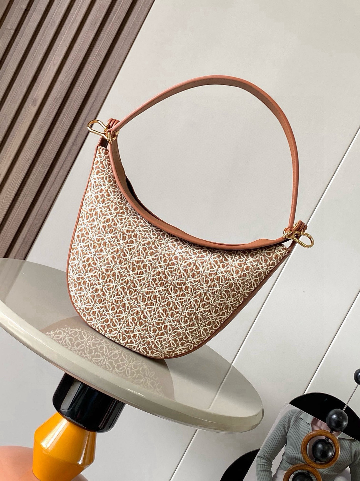 NO:532727,Luna Half Moon Hobo handbag bag body design is soft, with sculptural silhouette and curved lips opening and closing, hidden sliding holes, and removable shoulder straps to make its shape more varied. This version is made of Anagram jacquard cloth and classic cowhide leather, with removable shoulder straps, an internal insertion bag, herringbone cotton canvas lining, and a smooth crescent shape. It not only lengthens the proportion of the whole person, but also does not jamm, and has a particularly good sense of comfort. The wide shoulder strap design does not press down on the shoulder suction buckle opening and closing is more convenient to operate. The internal capacity is also large. The sunglasses folding umbrella can easily arrange the hidden sliding hanging rings on both sides, and can attach shoulder straps or hanging decorations to facilitate control in various occasions. It is a bag that shows temperament and has a high daily usage rate. Size 34cm～9cm～30cm Model 9072 Color brown small flower, Luo Yiwei, loewe, cowhide19860909Luna 半月形Hobo手袋包身设计线条柔美,雕塑廓形和弧形双唇开合,隐藏式滑动孔眼,可拆卸肩带令其造型更加多变.这个版本采用Anagram提花布和经典牛皮革制成肩背,可拆卸肩带,一个内部插袋,人字纹棉质帆布衬里,流畅的新月造型,不仅能将整个人的比例拉长上身也不卡,舒适感特别好 宽肩带设计也不压肩膀吸扣开口开合更方便操作 内部容量也很大,墨镜折叠伞都可以轻松安排两侧隐藏的滑动挂环,可以附加肩带或挂饰方便各种场合的驾驭.是一款显气质、日常使用率很高的包 size 34cm～9cm～30cm 型号9072 颜色棕色小花,罗意威,loewe,cowhide,Bag