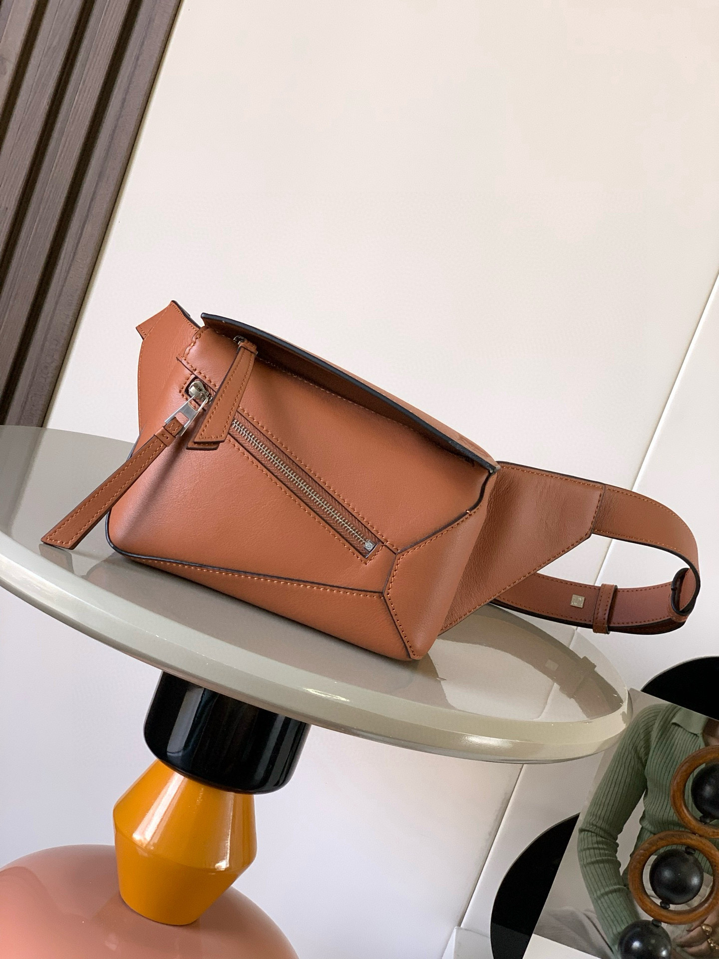 NO:532758,The new mini classic cowhide leather Puzzle waist bag rectangular shape and precise cutting technology create Puzzle's unique geometric lines. This small mini waist bag is made of classic cowhide leather. It is soft and light. It has a low-key and recognizable shape. It can be matched with both business and casual. Later, I found a puzzle waist bag. Compared with classic, Puzzle is relatively niche. This waist bag removes the handle of the classic puzzle. The rear zipper bag at the back of the classic puzzle is moved to the front belt and becomes an unremovable latch buckle. The wide belt retains the basic bag shape of the classic puzzle casual literature. In addition, the fork adds a cool mechanical feeling. It is also classic and versatile. Not only has a considerable capacity but also has a better upper body proportion. Shoulder or crossbody, adjustable shoulder straps, equipped with metal buckle closure.  Size 18CM~12CM~7.5CM Model number 9115 Color brown, Loewe, cowhide19860909新款迷你号经典牛皮革 Puzzle 腰包长方体形状和精确的切割技术创造了Puzzle 独特的几何线条这款小迷你号腰包采用经典牛皮革制成皮质柔软轻便,造型低调有辨识度不管是商务还是休闲都可以搭配后来叉发现一款 puzzle腰包,相对经典,puzzle 来说比较小众此款腰包去掉了经典puzzle的手柄把经典puzzle 后面的后置拉链袋移到了前面腰带也变成不可拆卸插销扣宽腰带保留经典puzzle随性文艺的基本包型外,叉增加了一份酷酷的机械感同样经典百搭不仅容量可观而且上身比例更好.肩背或斜挎 ,可调节肩带,配有金属搭扣开合 尺寸18CM～12CM～7.5CM 款号9115 颜色棕色,罗意威,loewe,cowhide,Bag