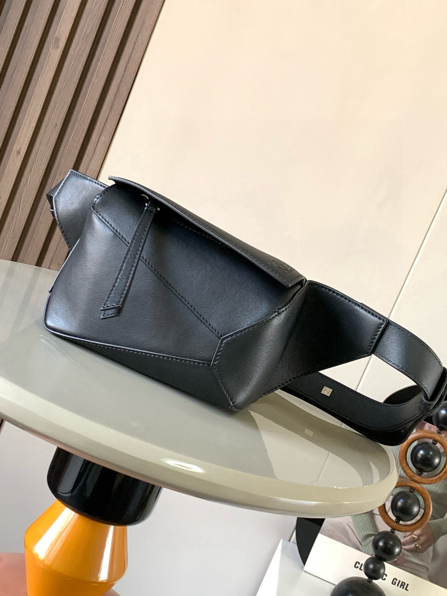 NO:532788,The new mini classic cowhide leather Puzzle waist bag rectangular shape and precise cutting technology create Puzzle's unique geometric lines. This small mini waist bag is made of classic cowhide leather. It is soft and light. It has a low-key and recognizable shape. It can be matched with both business and casual. Later, I found a puzzle waist bag. Compared with classic, Puzzle is relatively niche. This waist bag removes the handle of the classic puzzle. The rear zipper bag at the back of the classic puzzle is moved to the front belt and becomes an unremovable latch buckle. The wide belt retains the basic bag shape of the classic puzzle casual literature. In addition, the fork adds a cool mechanical feeling. It is also classic and versatile. Not only has a considerable capacity but also has a better upper body proportion. Shoulder or crossbody, adjustable shoulder straps, equipped with metal buckle closure.  Size 18CM~12CM~7.5CM Model number 9115 Color black, Loewe, cowhide19860909新款迷你号经典牛皮革 Puzzle 腰包长方体形状和精确的切割技术创造了Puzzle 独特的几何线条这款小迷你号腰包采用经典牛皮革制成皮质柔软轻便,造型低调有辨识度不管是商务还是休闲都可以搭配后来叉发现一款 puzzle腰包,相对经典,puzzle 来说比较小众此款腰包去掉了经典puzzle的手柄把经典puzzle 后面的后置拉链袋移到了前面腰带也变成不可拆卸插销扣宽腰带保留经典puzzle随性文艺的基本包型外,叉增加了一份酷酷的机械感同样经典百搭不仅容量可观而且上身比例更好.肩背或斜挎 ,可调节肩带,配有金属搭扣开合 尺寸18CM～12CM～7.5CM 款号9115 颜色黑色,罗意威,loewe,cowhide,Bag