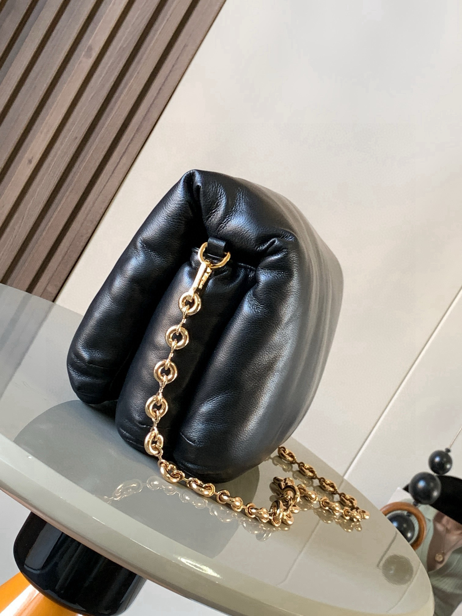 Chanel 闪亮纳帕羊皮革 Puffer Goya