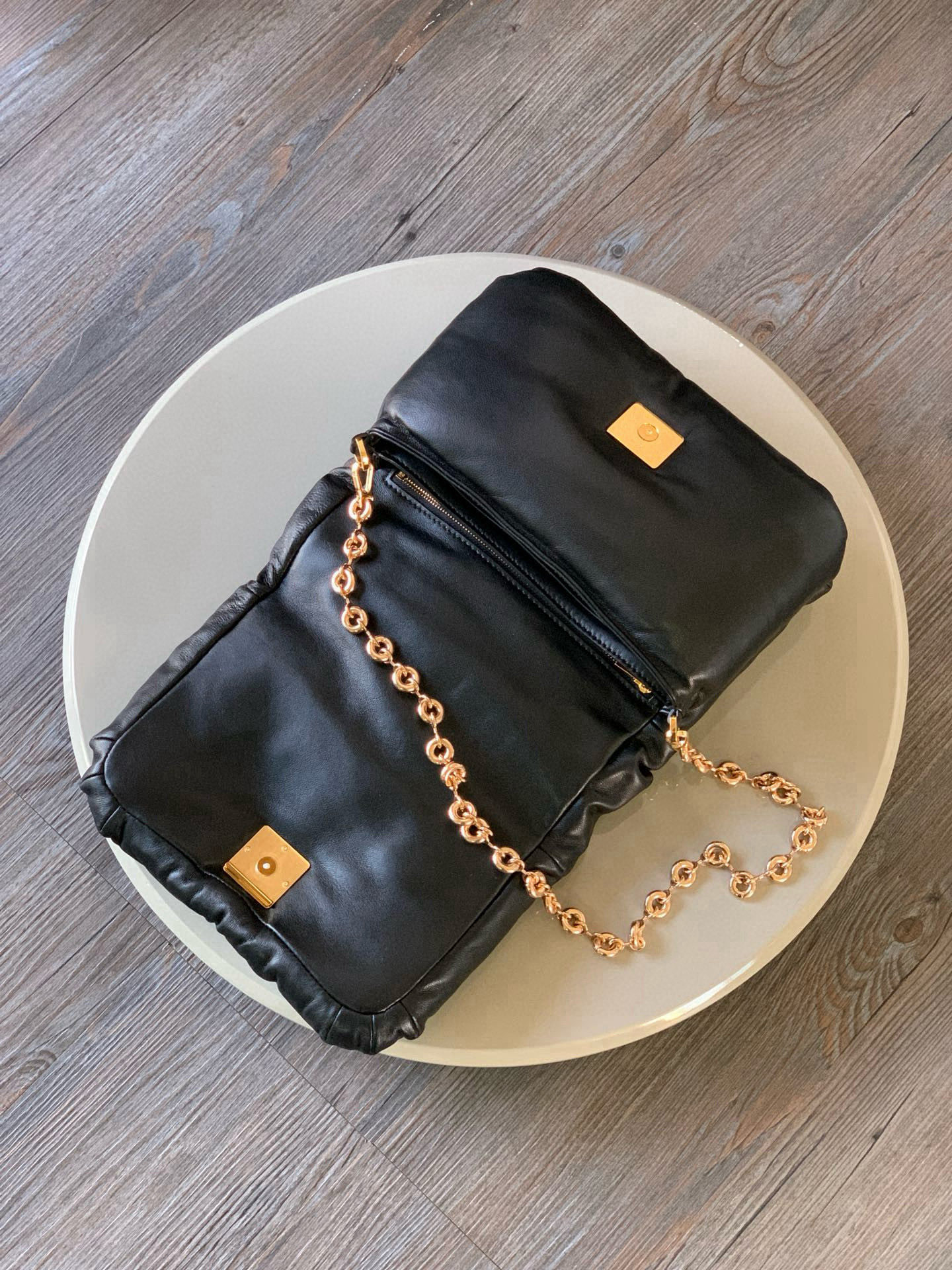 Chanel 闪亮纳帕羊皮革 Puffer Goya