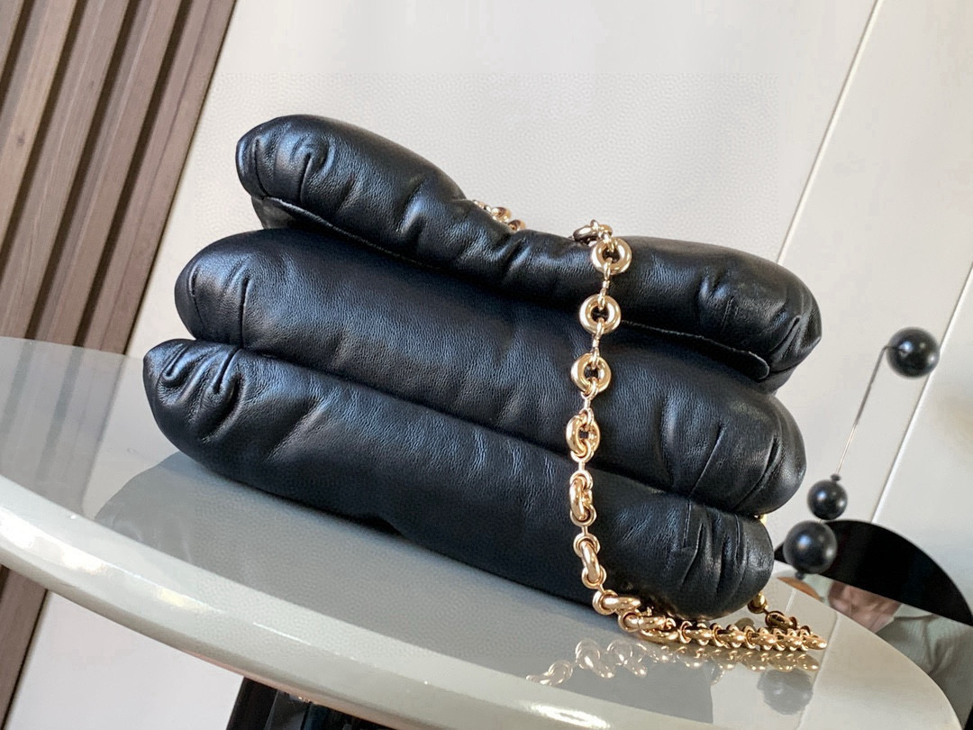 Chanel 闪亮纳帕羊皮革 Puffer Goya