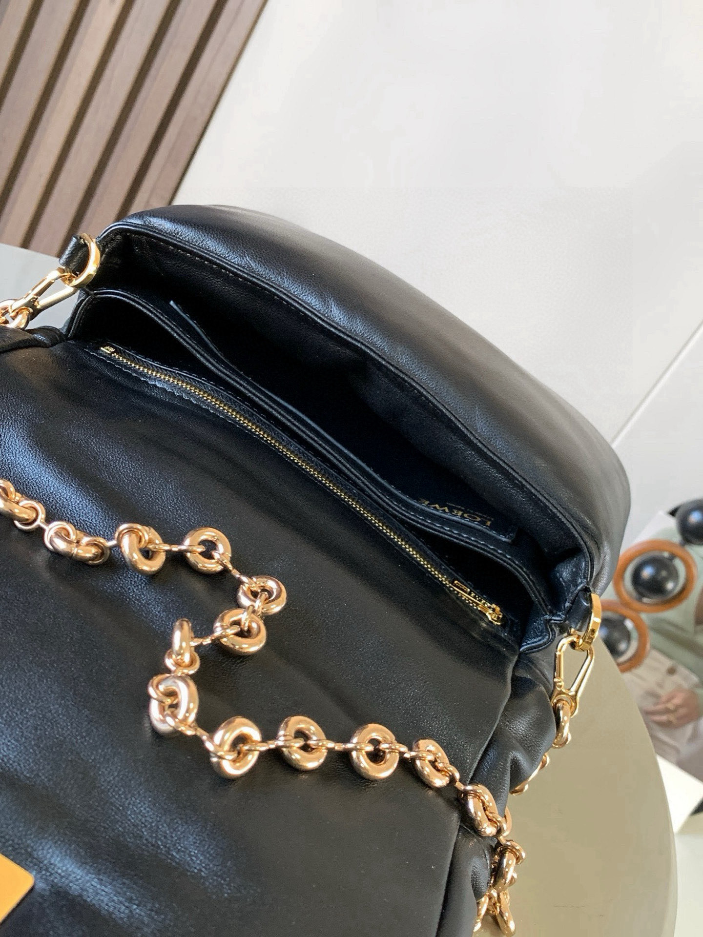 Chanel 闪亮纳帕羊皮革 Puffer Goya