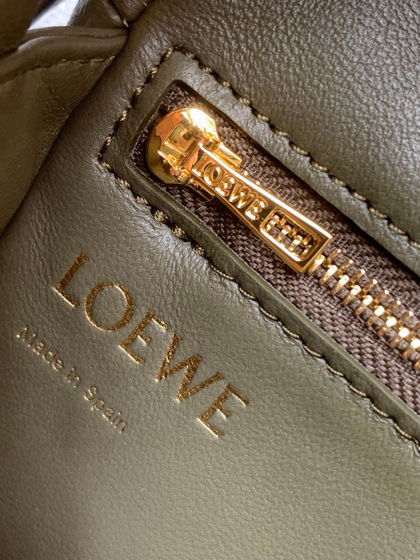 Loewe 迷你闪亮纳帕羊皮革 Puffer