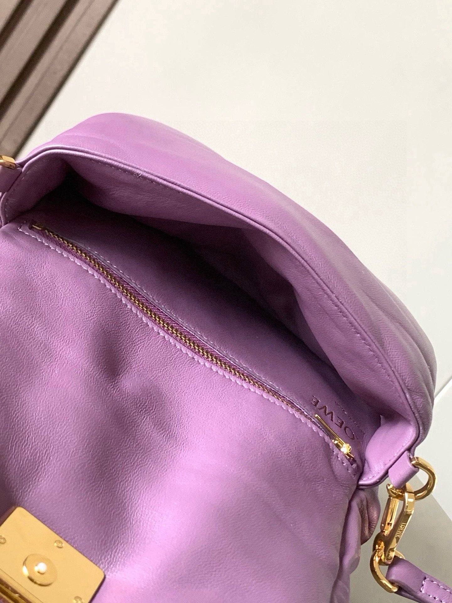 Loewe 迷你闪亮纳帕羊皮革 Puffer