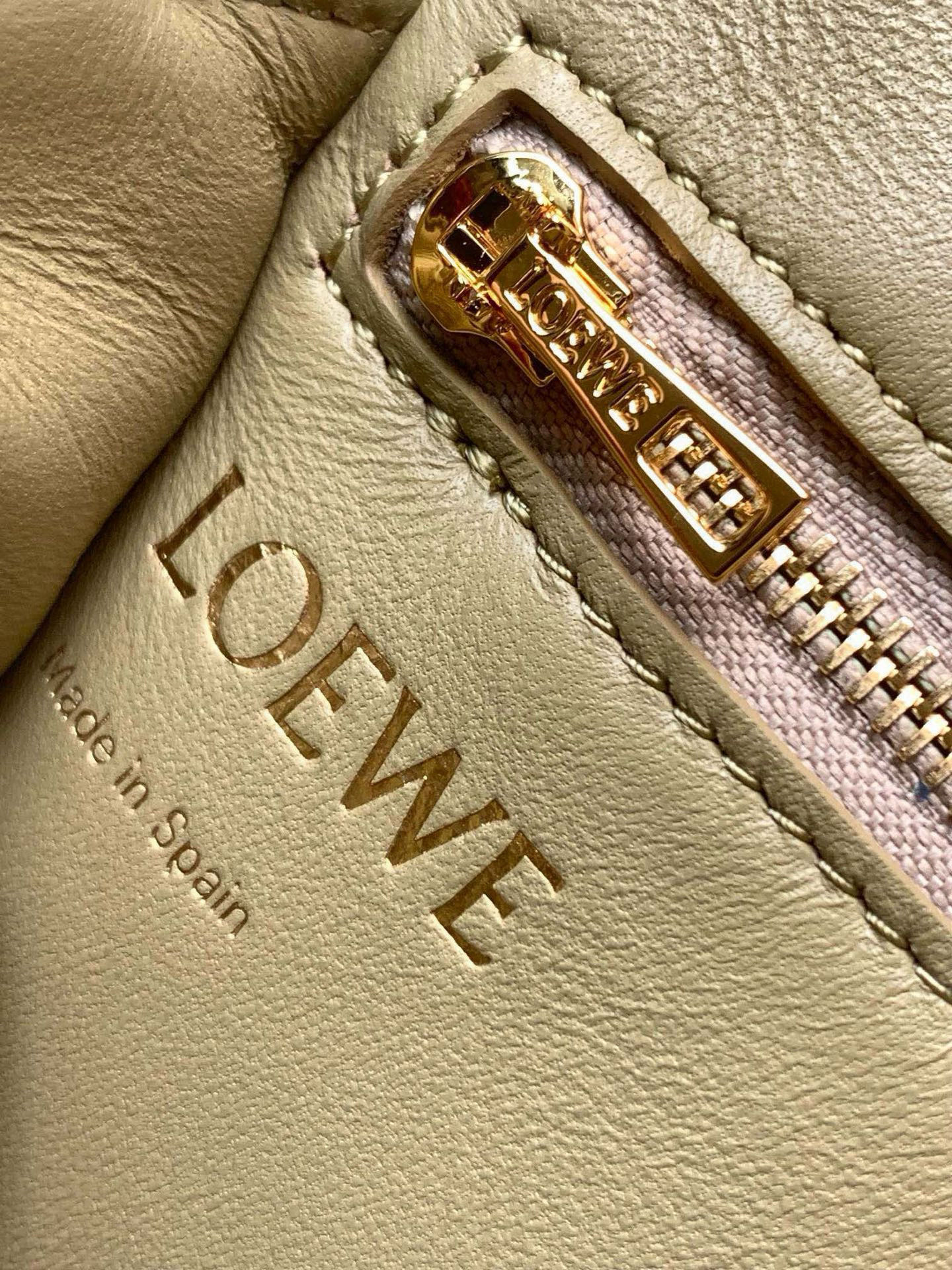 Loewe 迷你闪亮纳帕羊皮革 Puffer
