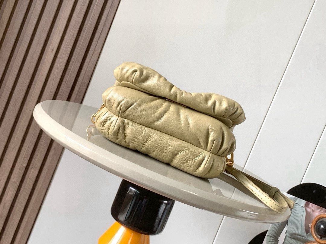 Loewe 迷你闪亮纳帕羊皮革 Puffer