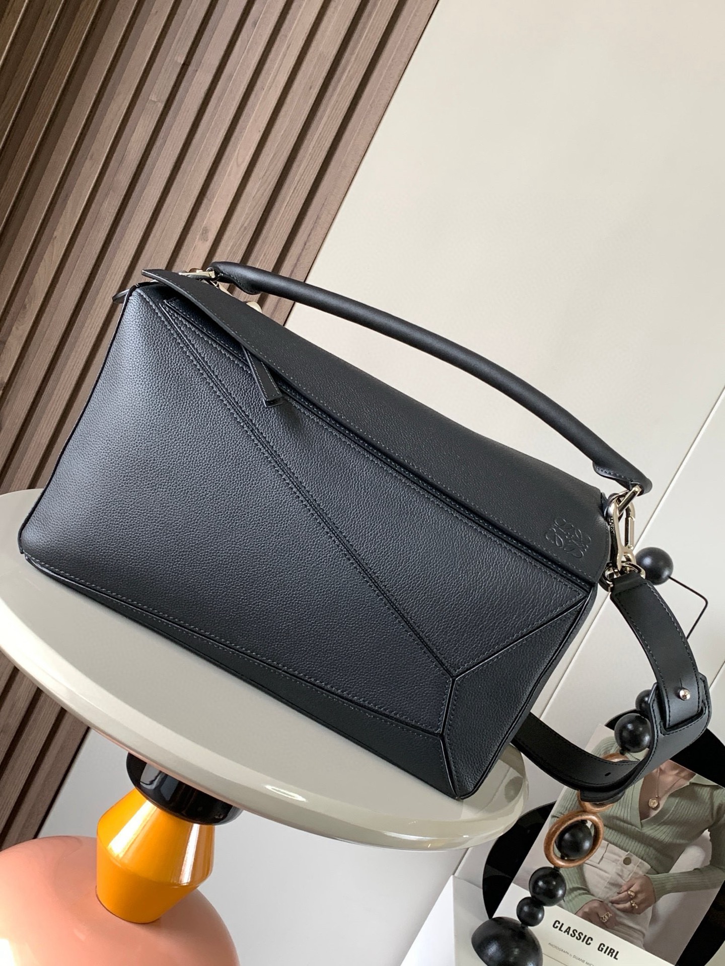 NO:574808,Large geometric bag 36CMPuzzle handbag ~ Original imported pebbled cowhide Luojia's popular geometric bag Puzzle handbag is the first handbag launched by creative director Jonathan Anderson for L0EWE [Cake] [Cake] The rectangular shape and precise cutting technology created Puzzle's unique geometric lines, simple and elegant geometric design, fashionable and cool, sweet and salty original pebbled calfskin  The shape of the bag doesn't change, and it feels so comfortable that your upper body instantly looks up. The three-dimensional bag also contains extraordinary capacity, making it a popular item that you can never get enough of!  Size 36CM～23CM～19CM Style No. 9025 Color Black Li, Loewe, loewe, loewe, cowhide19860909大号几何包36CMPuzzle手袋～原厂进口荔枝纹牛皮 罗家爆款几何包Puzzle 手袋是创意总监乔纳森·安德森[爆竹]（ Jonathan Anderson）为 L0EWE 推出的首款手提包[蛋糕][蛋糕]长方体形状和精确的切割技术创造了Puzzle 独特的几何线条简约大气的几何设计时髦中带着股酷劲,可甜可盐原厂荔枝纹小牛皮 包型都不变型手感舒适得没话说上身气质立马up～立体包型还蕴藏着非凡的容量是永远都囤不够的热门单品！ 尺寸36CM～23CM～19CM 款号9025 颜色黑色荔,罗意威,loewe,loewe,cowhide,Bag