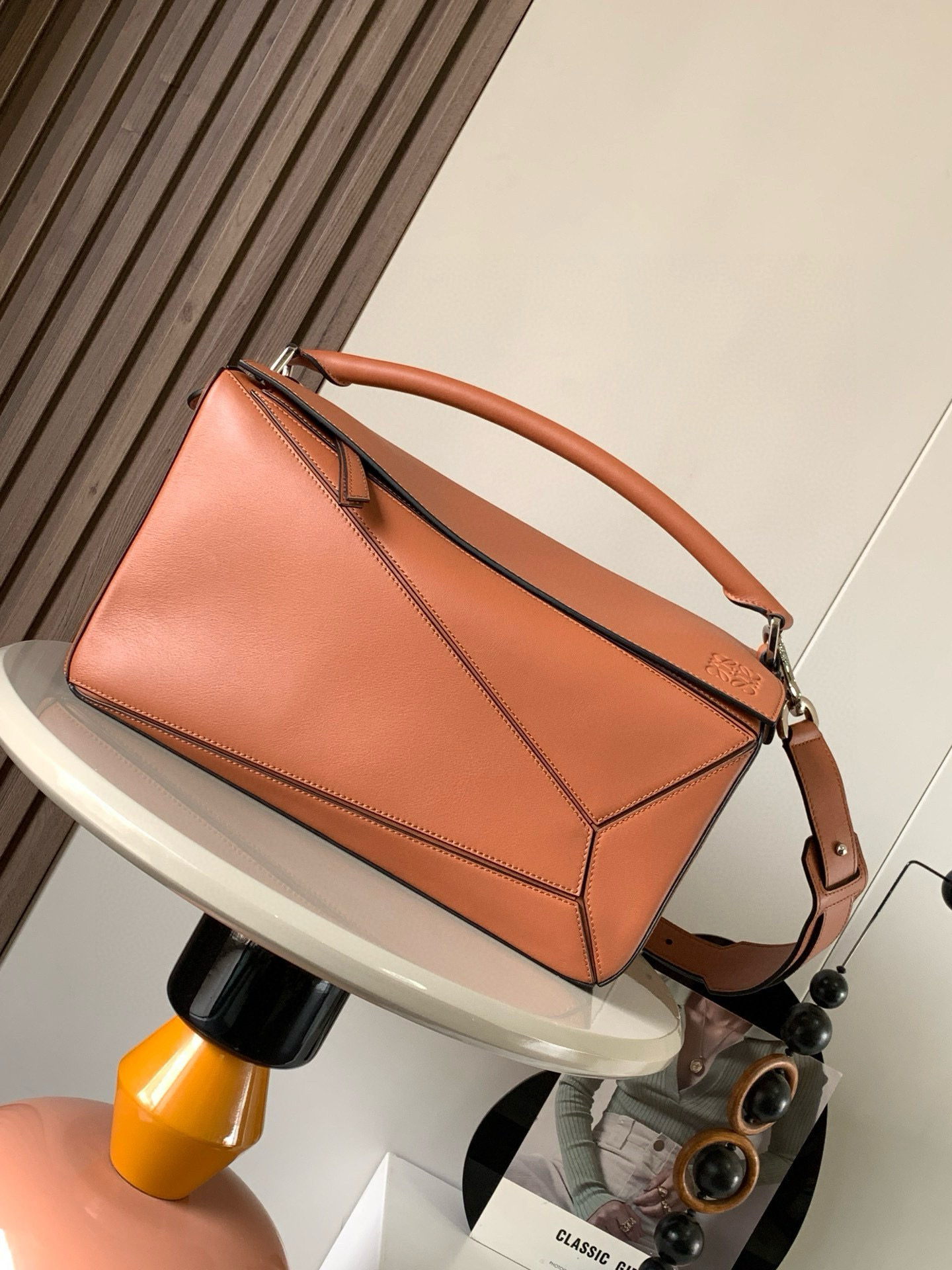 NO:574814,Large geometric bag 36CMPuzzle handbag ~ Original imported pebbled cowhide Luojia's popular geometric bag Puzzle handbag is the first handbag launched by creative director Jonathan Anderson for L0EWE. The rectangular shape and precise cutting technology created Puzzle's unique geometric lines, simple and elegant geometric design, fashionable and cool, sweet and salty original pebbled calfskin  The shape of the bag doesn't change, and it feels so comfortable that your upper body instantly looks up. The three-dimensional bag also contains extraordinary capacity, making it a popular item that you can never get enough of!  Size 36CM～23CM～19CM Style number 9025 Color: earthy plain, Loewe, loewe, loewe, cowhide19860909大号几何包36CMPuzzle手袋～原厂进口荔枝纹牛皮 罗家爆款几何包Puzzle 手袋是创意总监乔纳森·安德森[爆竹]（ Jonathan Anderson）为 L0EWE 推出的首款手提包包长方体形状和精确的切割技术创造了Puzzle 独特的几何线条简约大气的几何设计时髦中带着股酷劲,可甜可盐原厂荔枝纹小牛皮 包型都不变型手感舒适得没话说上身气质立马up～立体包型还蕴藏着非凡的容量是永远都囤不够的热门单品！ 尺寸36CM～23CM～19CM 款号9025 颜色土黄平纹,罗意威,loewe,loewe,cowhide,Bag