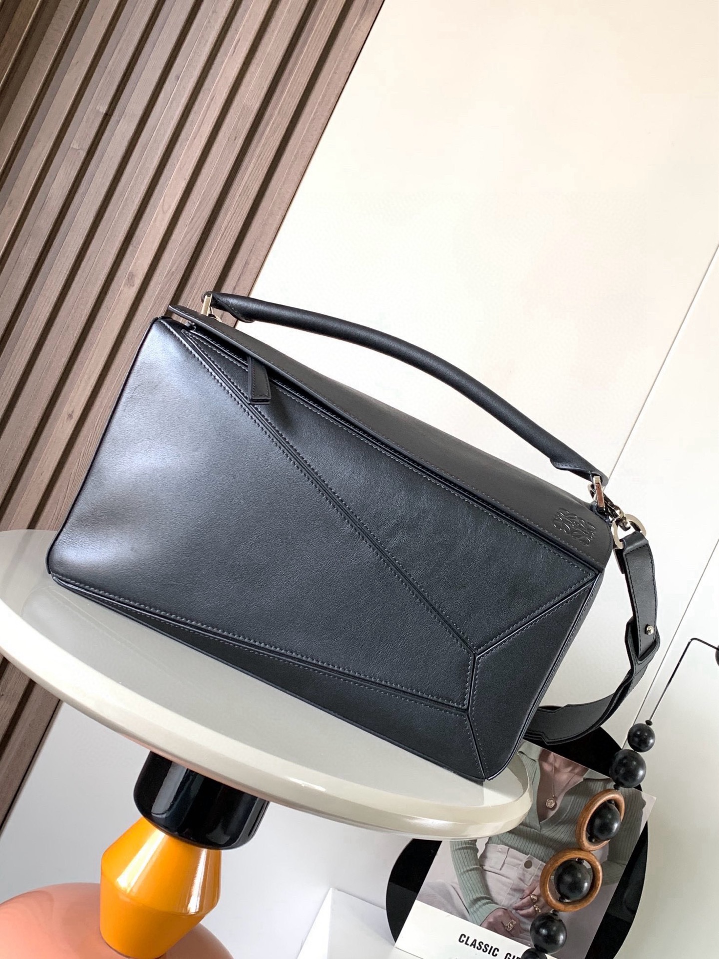 NO:581980,Large geometric bag 36CMPuzzle handbag ~ Original imported pebbled cowhide Luojia's popular geometric bag Puzzle handbag is the first handbag launched by creative director Jonathan Anderson for L0EWE. The rectangular shape and precise cutting technology created Puzzle's unique geometric lines, simple and elegant geometric design, fashionable and cool, sweet and salty original pebbled calfskin  The shape of the bag doesn't change, and it feels so comfortable that your upper body instantly looks up. The three-dimensional bag also contains extraordinary capacity, making it a popular item that you can never get enough of!  Size 36CM～23CM～19CM Style No. 9025 Color Black plain weave, Loewe, loewe, loewe, cowhide19860909大号几何包36CMPuzzle手袋～原厂进口荔枝纹牛皮 罗家爆款几何包Puzzle 手袋是创意总监乔纳森·安德森[爆竹]（ Jonathan Anderson）为 L0EWE 推出的首款手提包包长方体形状和精确的切割技术创造了Puzzle 独特的几何线条简约大气的几何设计时髦中带着股酷劲,可甜可盐原厂荔枝纹小牛皮 包型都不变型手感舒适得没话说上身气质立马up～立体包型还蕴藏着非凡的容量是永远都囤不够的热门单品！ 尺寸36CM～23CM～19CM 款号9025 颜色黑色平纹,罗意威,loewe,loewe,cowhide,Bag