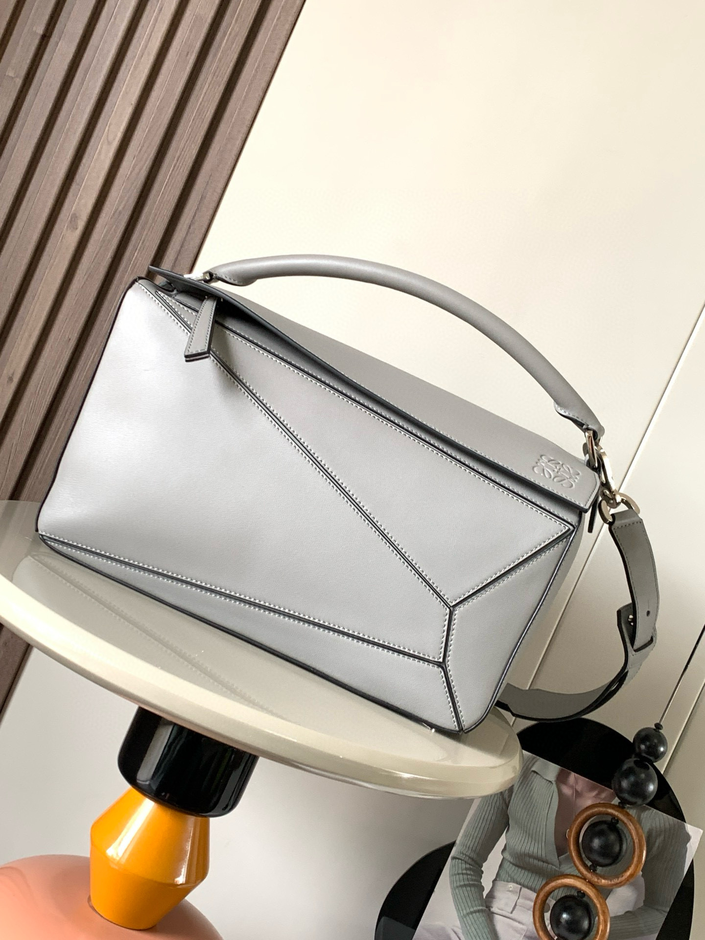 NO:581978,Large geometric bag 36CMPuzzle handbag ~ Original imported pebbled cowhide Luojia's popular geometric bag Puzzle handbag is the first handbag launched by creative director Jonathan Anderson for L0EWE. The rectangular shape and precise cutting technology created Puzzle's unique geometric lines, simple and elegant geometric design, fashionable and cool, sweet and salty original pebbled calfskin  The shape of the bag does not change. It feels so comfortable that the upper body instantly becomes more elegant. The three-dimensional bag shape also contains extraordinary capacity. It is a popular item that can never be stocked. Size 36CM ~ 23CM ~ 19CM. Style No. 9025. Color: Pearlescent gray plain weave, Loewe, loewe, loewe, cowhide19860909大号几何包36CMPuzzle手袋～原厂进口荔枝纹牛皮 罗家爆款几何包Puzzle 手袋是创意总监乔纳森·安德森[爆竹]（ Jonathan Anderson）为 L0EWE 推出的首款手提包包长方体形状和精确的切割技术创造了Puzzle 独特的几何线条简约大气的几何设计时髦中带着股酷劲,可甜可盐原厂荔枝纹小牛皮 包型都不变型手感舒适得没话说上身气质立马up～立体包型还蕴藏着非凡的容量是永远都囤不够的热门单品 尺寸36CM～23CM～19CM 款号9025 颜色珠光灰平纹,罗意威,loewe,loewe,cowhide,Bag