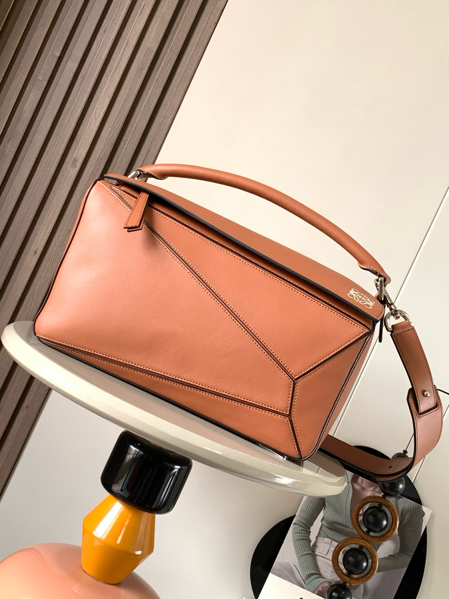 NO:581981,Large geometric bag 36CMPuzzle handbag ~ Original imported pebbled cowhide Luojia's popular geometric bag Puzzle handbag is the first handbag launched by creative director Jonathan Anderson for L0EWE. The rectangular shape and precise cutting technology created Puzzle's unique geometric lines, simple and elegant geometric design, fashionable and cool, sweet and salty original pebbled calfskin  The shape of the bag does not change. It feels so comfortable that the upper body instantly becomes more elegant. The three-dimensional bag shape also contains extraordinary capacity. It is a popular item that can never be stocked. Size 36CM ~ 23CM ~ 19CM. Style No. 9025. Color: khaki silk screen, Loewe, loewe, loewe, cowhide19860909大号几何包36CMPuzzle手袋～原厂进口荔枝纹牛皮 罗家爆款几何包Puzzle 手袋是创意总监乔纳森·安德森[爆竹]（ Jonathan Anderson）为 L0EWE 推出的首款手提包包长方体形状和精确的切割技术创造了Puzzle 独特的几何线条简约大气的几何设计时髦中带着股酷劲,可甜可盐原厂荔枝纹小牛皮 包型都不变型手感舒适得没话说上身气质立马up～立体包型还蕴藏着非凡的容量是永远都囤不够的热门单品 尺寸36CM～23CM～19CM 款号9025 颜色土黄丝印,罗意威,loewe,loewe,cowhide,Bag