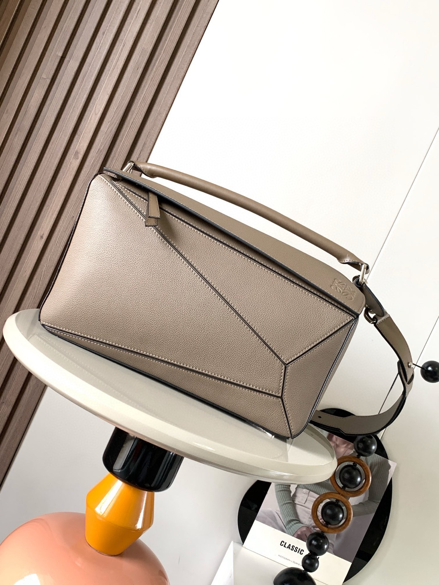 NO:574803,Large geometric bag 36CMPuzzle handbag ~ Original imported pebbled cowhide Luojia's popular geometric bag Puzzle handbag is the first handbag launched by creative director Jonathan Anderson for L0EWE. The rectangular shape and precise cutting technology created Puzzle's unique geometric lines, simple and elegant geometric design, fashionable and cool, sweet and salty original pebbled calfskin  The shape of the bag does not change. It feels so comfortable that your upper body instantly becomes more elegant. The three-dimensional bag shape also contains extraordinary capacity. It is a popular item that you can never stock up on. Size 36CM ~ 23CM ~ 19CM. Style number 9025. Color: khaki with leather, Loewe, loewe, loewe, cowhide19860909大号几何包36CMPuzzle手袋～原厂进口荔枝纹牛皮 罗家爆款几何包Puzzle 手袋是创意总监乔纳森·安德森[爆竹]（ Jonathan Anderson）为 L0EWE 推出的首款手提包包长方体形状和精确的切割技术创造了Puzzle 独特的几何线条简约大气的几何设计时髦中带着股酷劲,可甜可盐原厂荔枝纹小牛皮 包型都不变型手感舒适得没话说上身气质立马up～立体包型还蕴藏着非凡的容量是永远都囤不够的热门单品 尺寸36CM～23CM～19CM 款号9025 颜色卡其配皮,罗意威,loewe,loewe,cowhide,Bag