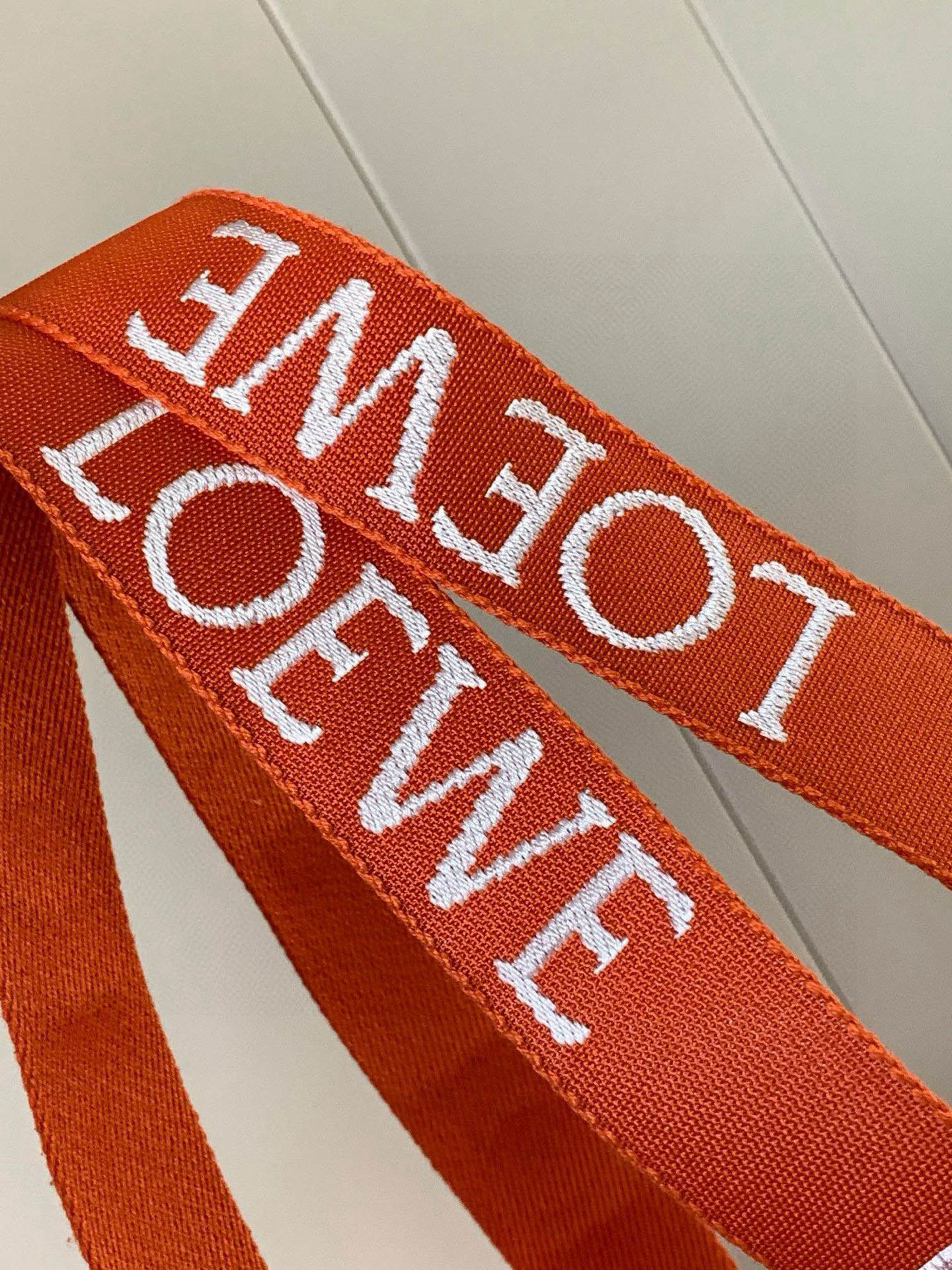 Loewe Fold Shopper手袋 罗家新款购物袋 男女通用款 Shopper 是一款多功能、轻便的手袋