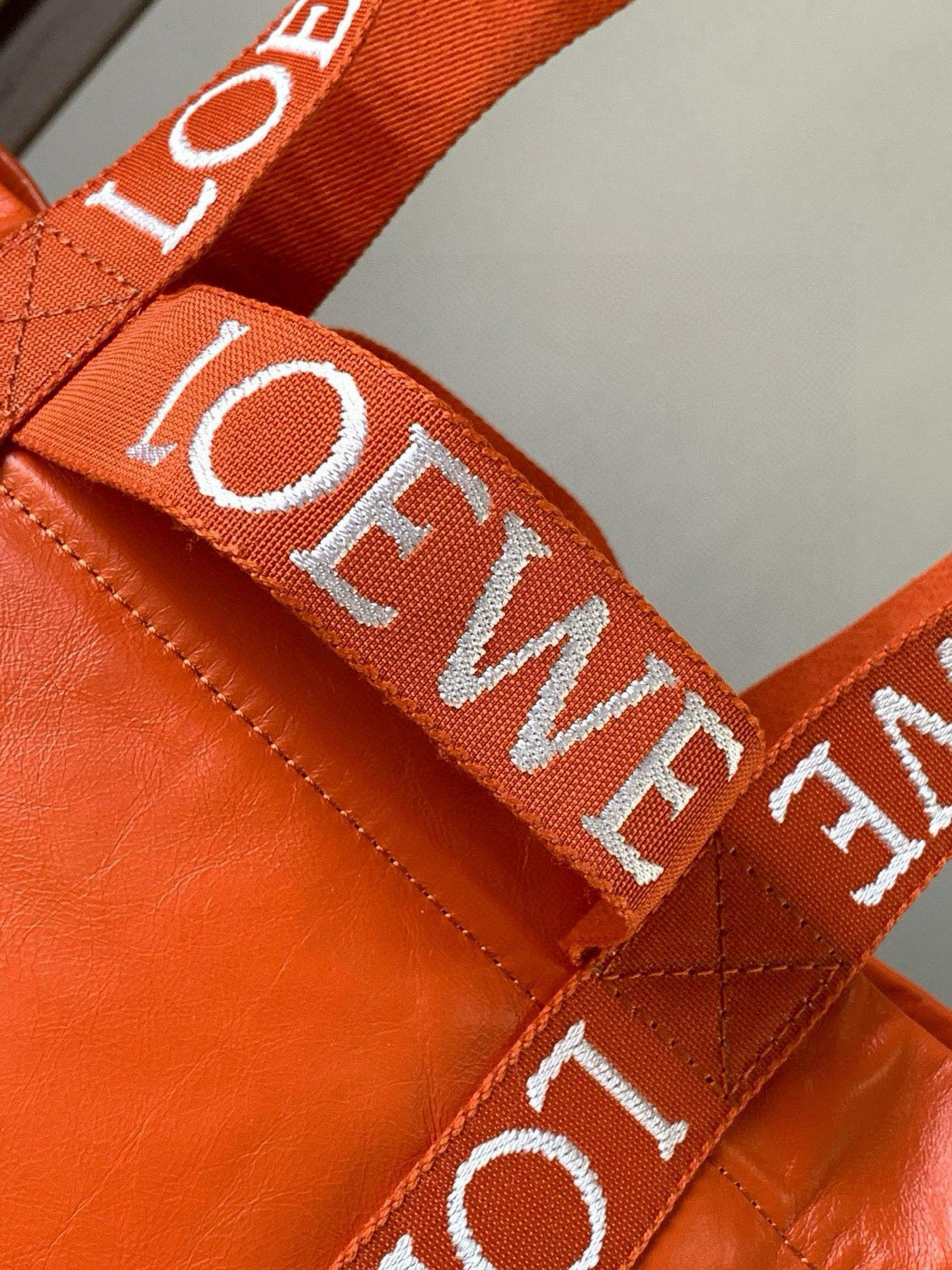 Loewe Fold Shopper手袋 罗家新款购物袋 男女通用款 Shopper 是一款多功能、轻便的手袋