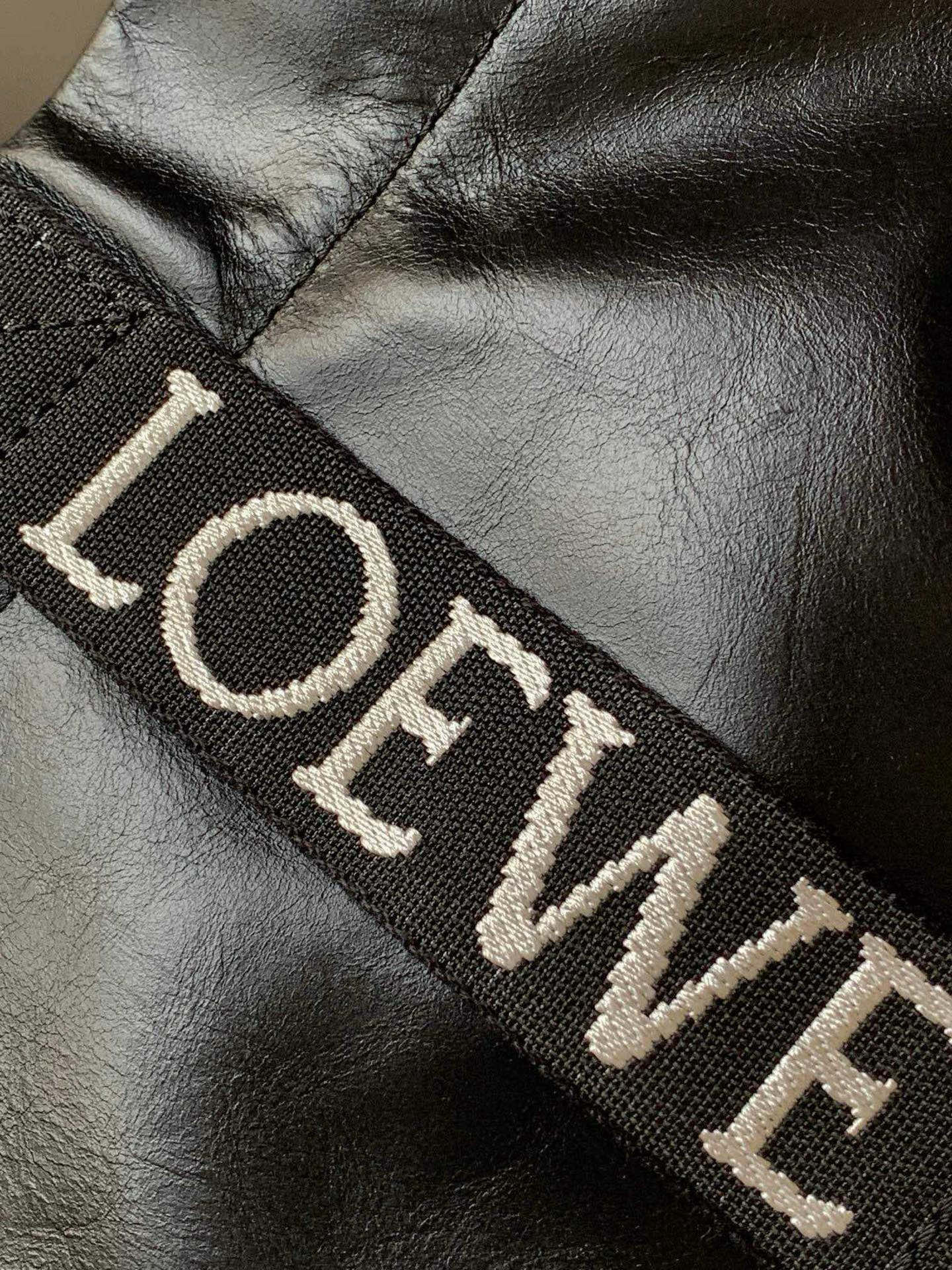 Loewe Fold Shopper手袋 罗家新款购物袋 男女通用款 Shopper 是一款多功能、轻便的手袋