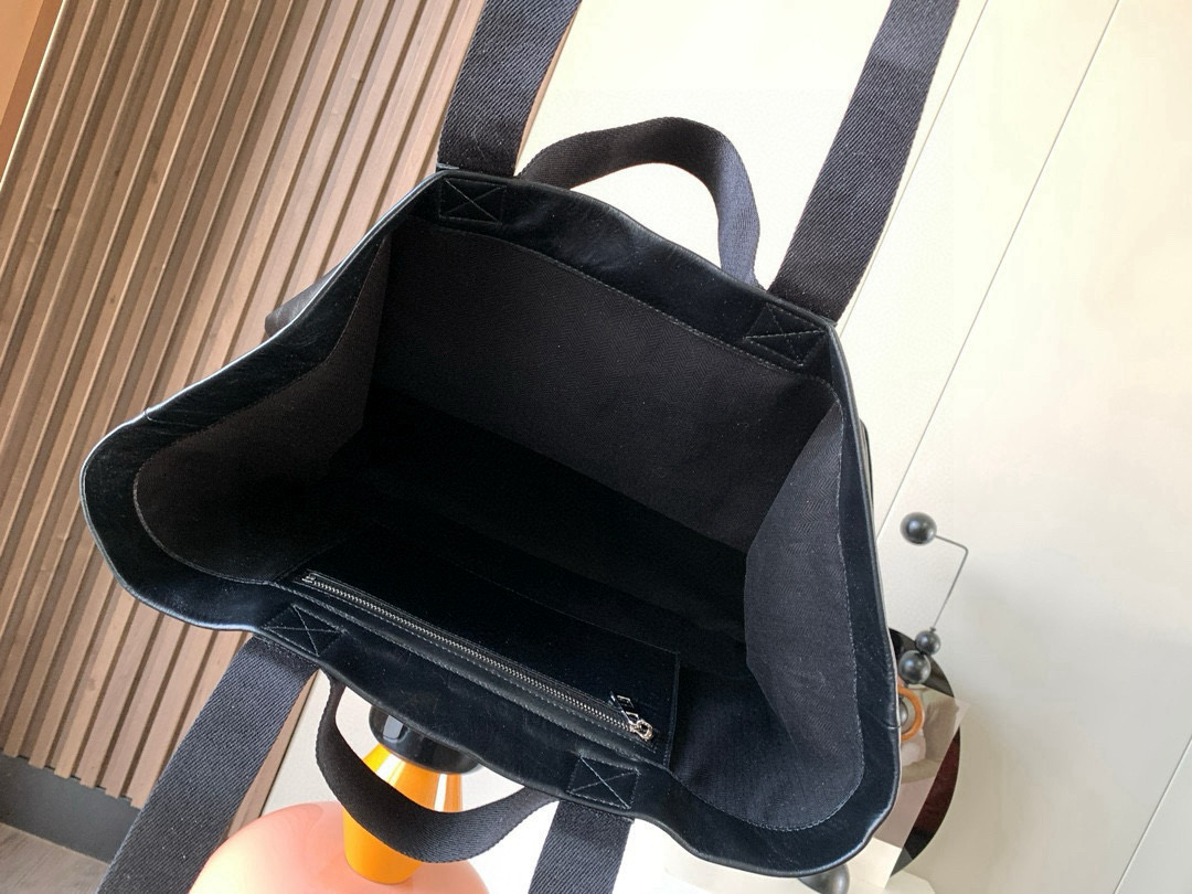 Loewe Fold Shopper手袋 罗家新款购物袋 男女通用款 Shopper 是一款多功能、轻便的手袋