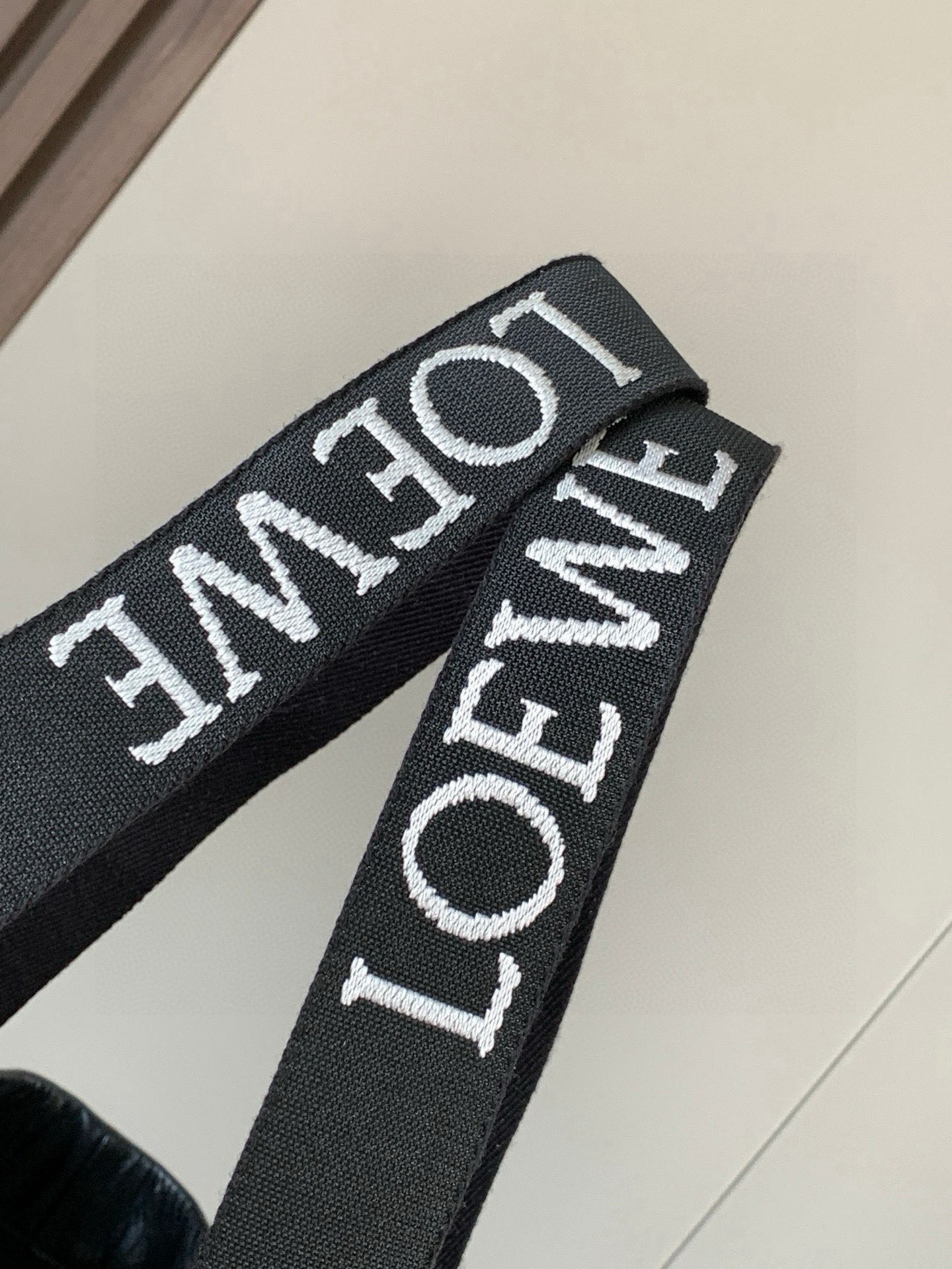 Loewe Fold Shopper手袋 罗家新款购物袋 男女通用款 Shopper 是一款多功能、轻便的手袋