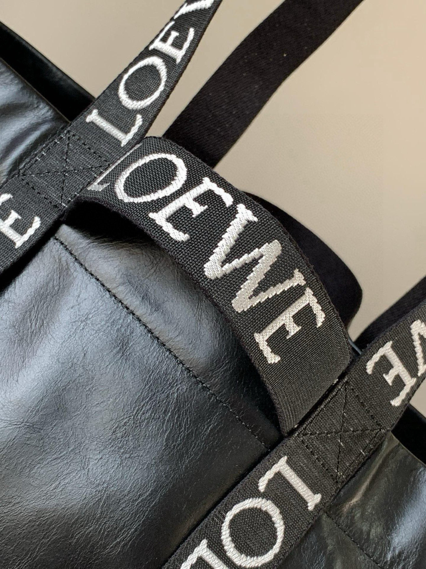 Loewe Fold Shopper手袋 罗家新款购物袋 男女通用款 Shopper 是一款多功能、轻便的手袋