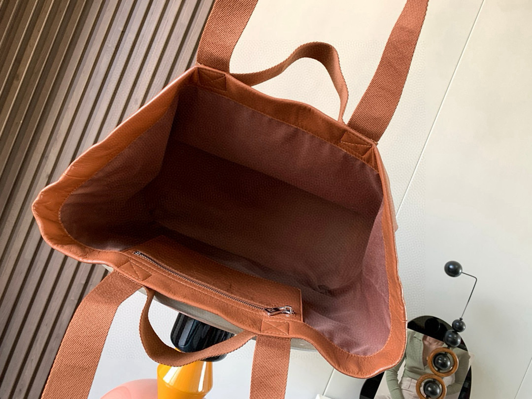 Loewe Fold Shopper手袋 罗家新款购物袋 男女通用款 Shopper 是一款多功能、轻便的手袋