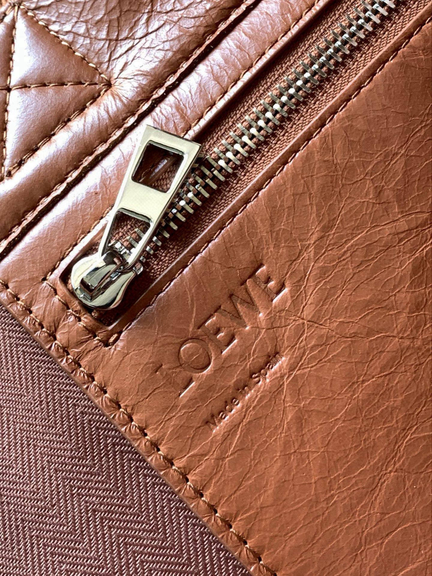 Loewe Fold Shopper手袋 罗家新款购物袋 男女通用款 Shopper 是一款多功能、轻便的手袋