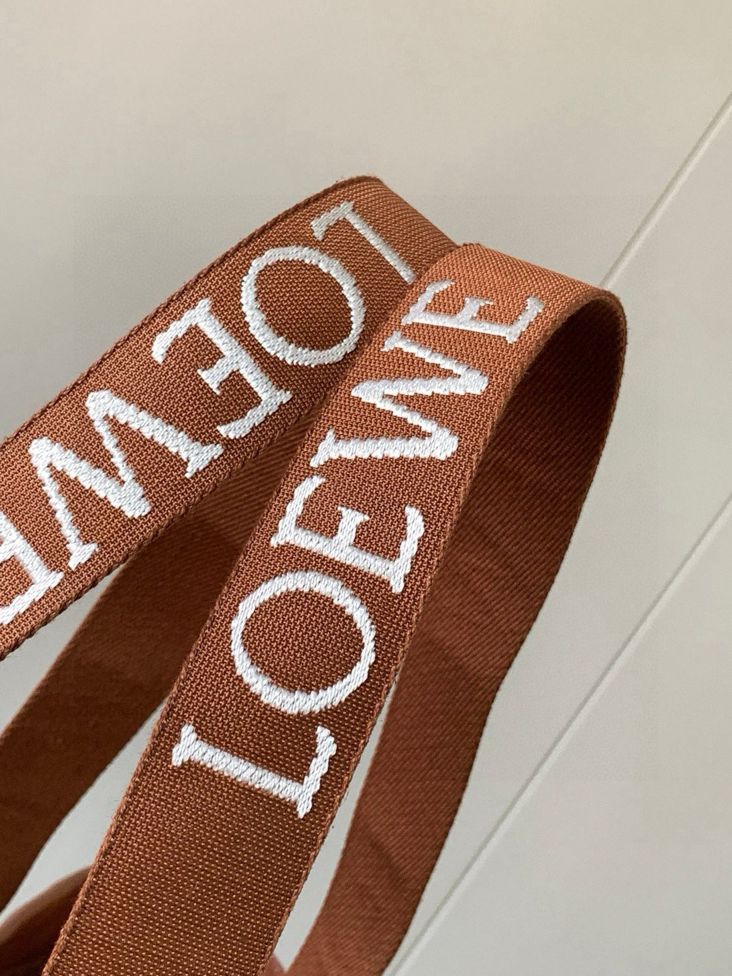 Loewe Fold Shopper手袋 罗家新款购物袋 男女通用款 Shopper 是一款多功能、轻便的手袋