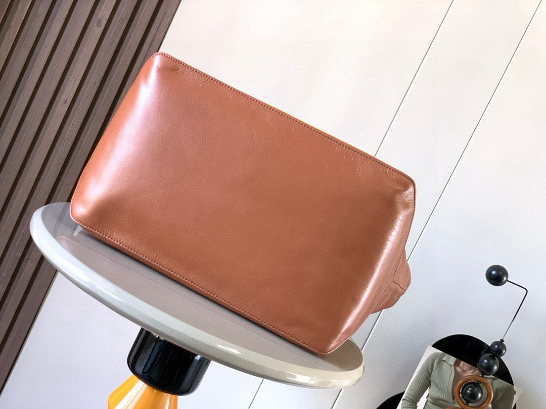 Loewe Fold Shopper手袋 罗家新款购物袋 男女通用款 Shopper 是一款多功能、轻便的手袋