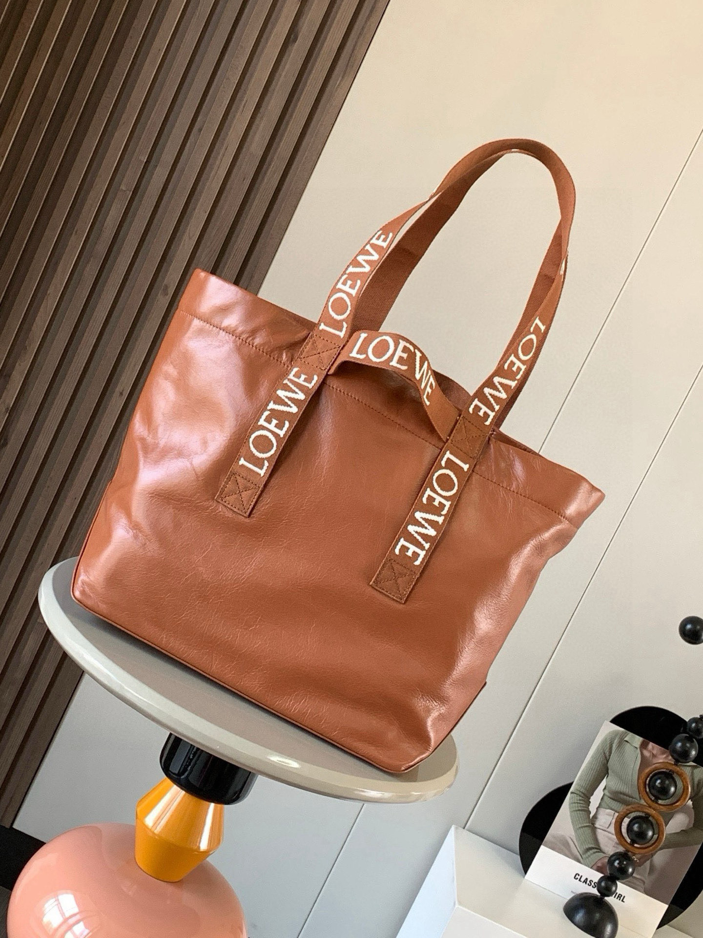 Loewe Fold Shopper手袋 罗家新款购物袋 男女通用款 Shopper 是一款多功能、轻便的手袋