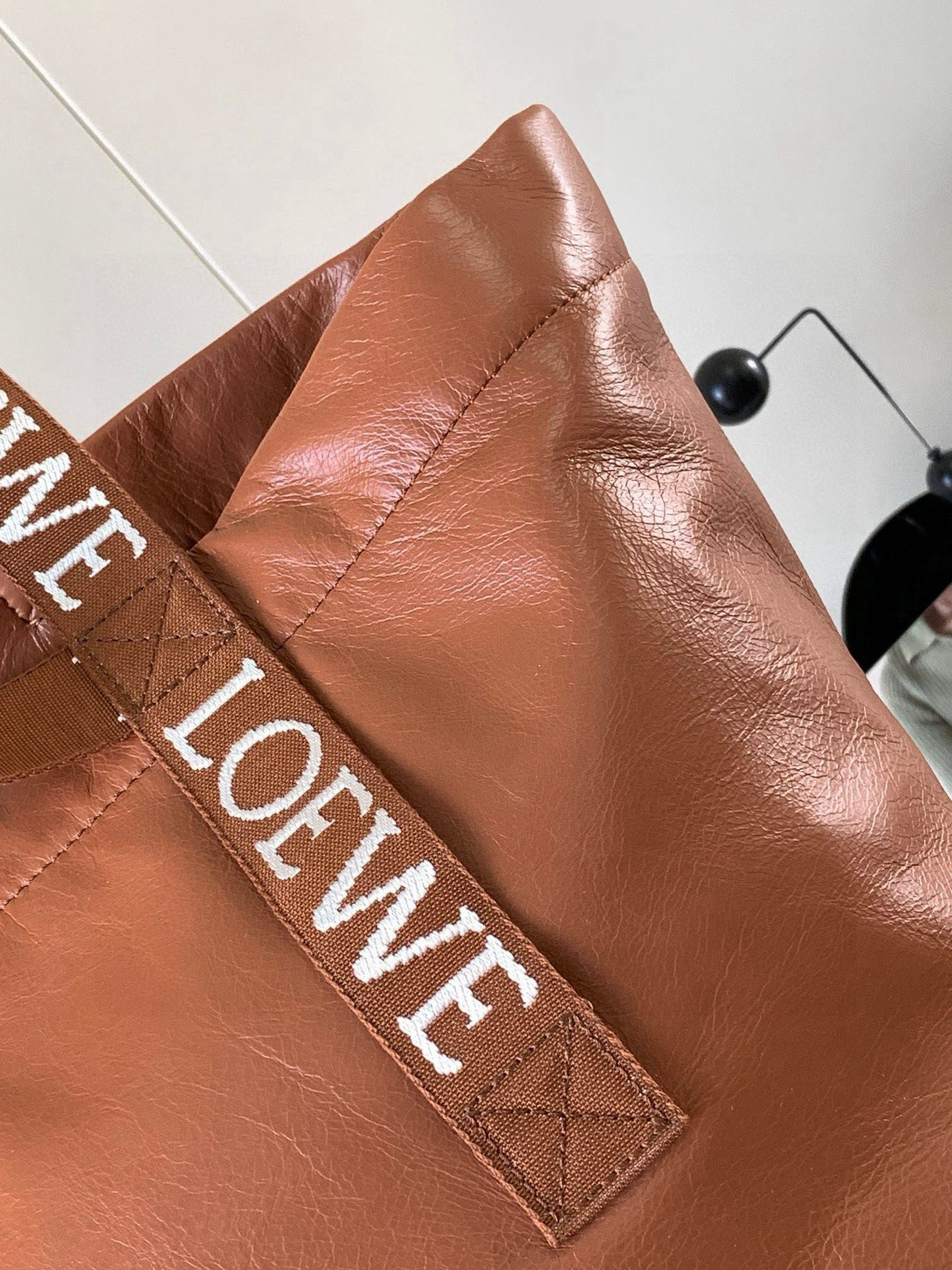 Loewe Fold Shopper手袋 罗家新款购物袋 男女通用款 Shopper 是一款多功能、轻便的手袋
