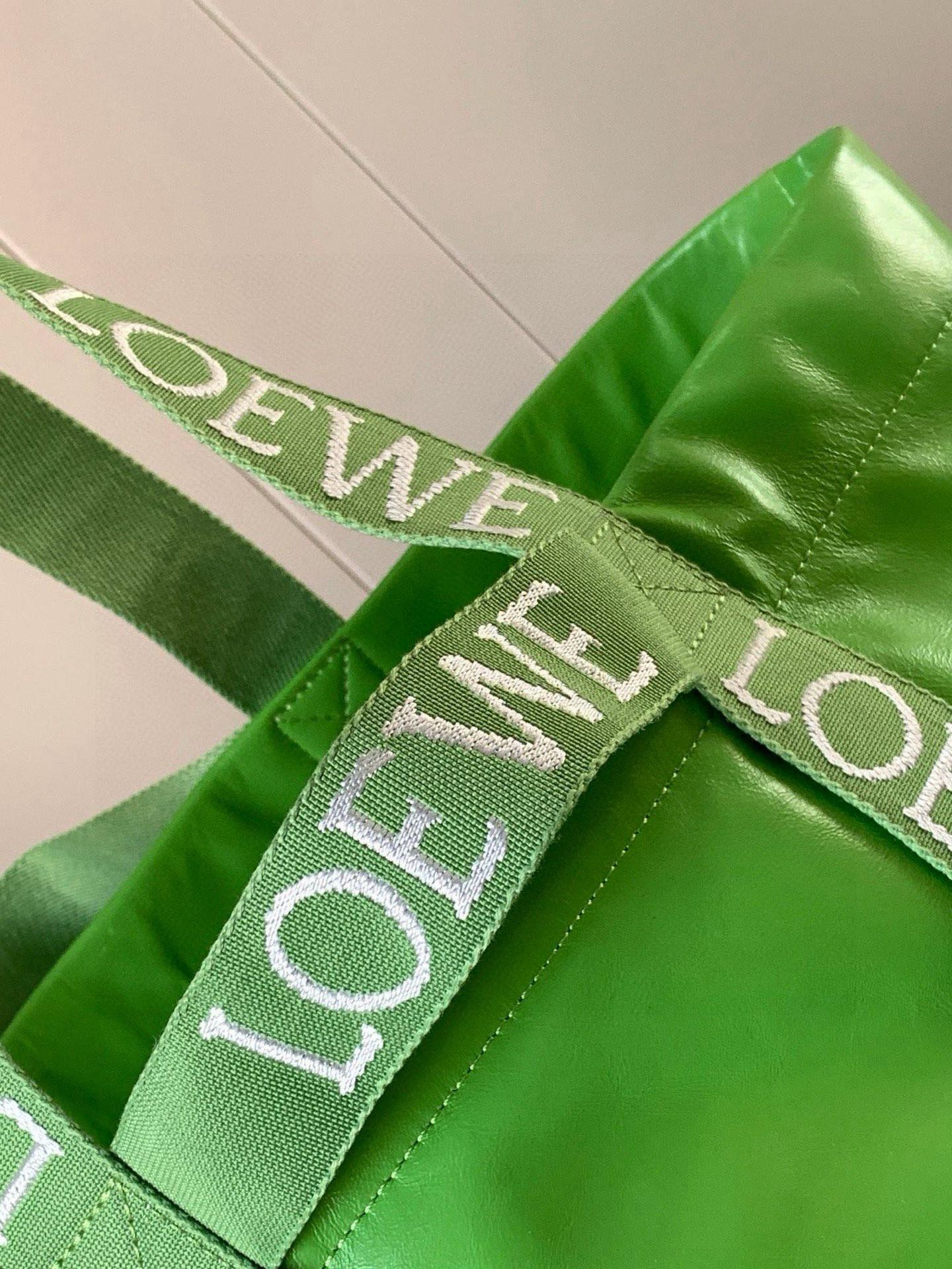 p850。[礼物]Fold Shopper手袋❤罗家新款购物袋🔥男女通用款🌻真的很炸～罗家最新秀款购物袋/妈咪袋🌹Fold Shopper 是一款多功能、轻便的手袋，双提手饰有品牌标志💥手袋的底部可以折平，适合旅行。版型轮廓超赞❤自然慵懒又不失个性，纸纹牛皮 上身轻盈又舒适，长短肩带可灵活切换👑无论单肩、手拎颜值都很在线💄日常通勤、短期旅游、出差都可以当妈咪包也OK是非常时髦又实用的一款包冲！💣Fold Shopper时尚随意感的托特包，任意搭配都很随性，超级实用…🎁
尺寸：50CM~31CM～20CM
款号：9014
颜色：苹果绿