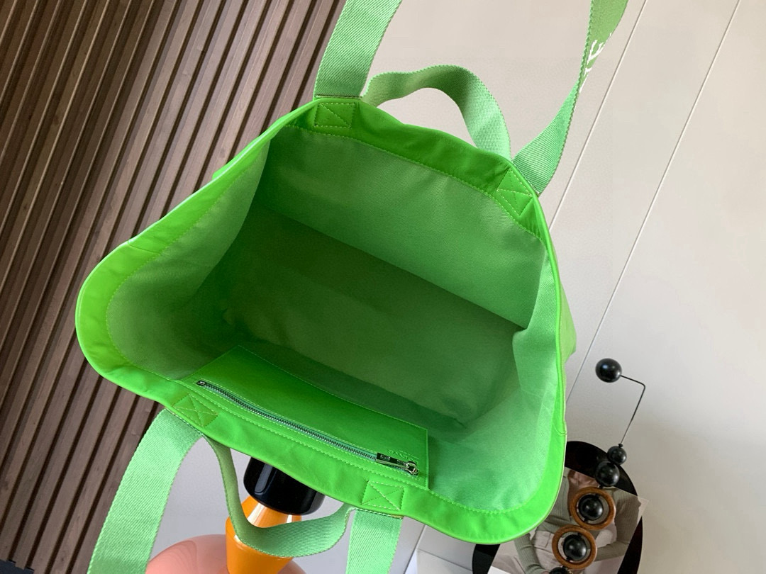 p850。[礼物]Fold Shopper手袋❤罗家新款购物袋🔥男女通用款🌻真的很炸～罗家最新秀款购物袋/妈咪袋🌹Fold Shopper 是一款多功能、轻便的手袋，双提手饰有品牌标志💥手袋的底部可以折平，适合旅行。版型轮廓超赞❤自然慵懒又不失个性，纸纹牛皮 上身轻盈又舒适，长短肩带可灵活切换👑无论单肩、手拎颜值都很在线💄日常通勤、短期旅游、出差都可以当妈咪包也OK是非常时髦又实用的一款包冲！💣Fold Shopper时尚随意感的托特包，任意搭配都很随性，超级实用…🎁
尺寸：50CM~31CM～20CM
款号：9014
颜色：苹果绿