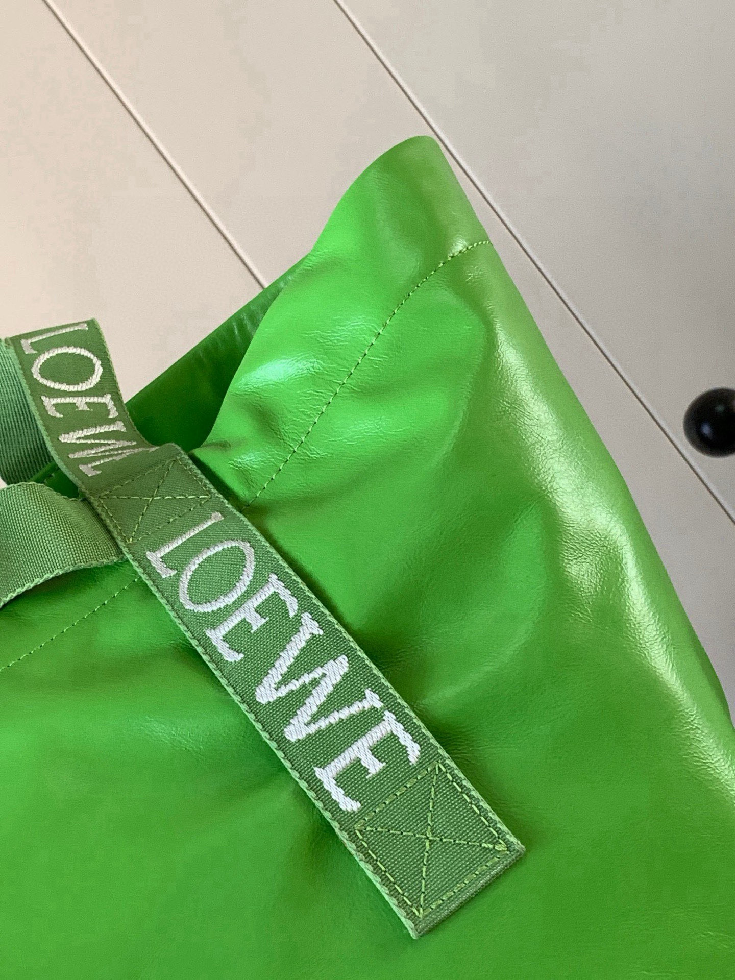 p850。[礼物]Fold Shopper手袋❤罗家新款购物袋🔥男女通用款🌻真的很炸～罗家最新秀款购物袋/妈咪袋🌹Fold Shopper 是一款多功能、轻便的手袋，双提手饰有品牌标志💥手袋的底部可以折平，适合旅行。版型轮廓超赞❤自然慵懒又不失个性，纸纹牛皮 上身轻盈又舒适，长短肩带可灵活切换👑无论单肩、手拎颜值都很在线💄日常通勤、短期旅游、出差都可以当妈咪包也OK是非常时髦又实用的一款包冲！💣Fold Shopper时尚随意感的托特包，任意搭配都很随性，超级实用…🎁
尺寸：50CM~31CM～20CM
款号：9014
颜色：苹果绿