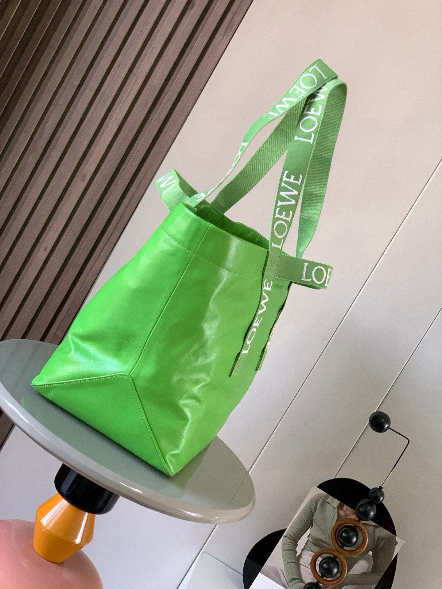 p850。[礼物]Fold Shopper手袋❤罗家新款购物袋🔥男女通用款🌻真的很炸～罗家最新秀款购物袋/妈咪袋🌹Fold Shopper 是一款多功能、轻便的手袋，双提手饰有品牌标志💥手袋的底部可以折平，适合旅行。版型轮廓超赞❤自然慵懒又不失个性，纸纹牛皮 上身轻盈又舒适，长短肩带可灵活切换👑无论单肩、手拎颜值都很在线💄日常通勤、短期旅游、出差都可以当妈咪包也OK是非常时髦又实用的一款包冲！💣Fold Shopper时尚随意感的托特包，任意搭配都很随性，超级实用…🎁
尺寸：50CM~31CM～20CM
款号：9014
颜色：苹果绿