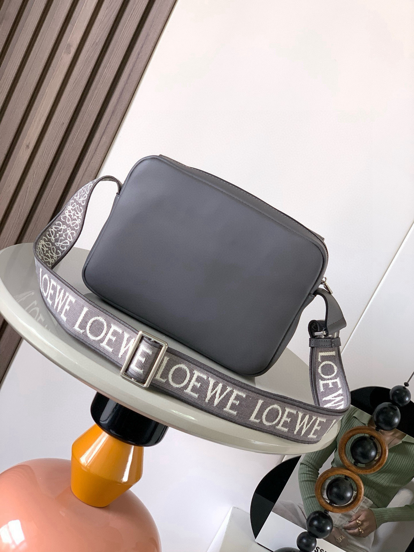 p750。🔥L0e💎we新款XS邮差包👜military messenger经典信使包 ✉️此款一改过去经典邮差包做法，设计了拉链主隔层，前部搭配搭扣打开方式放隐私物品❤️安全之余更加人性化。整體感覺更無懈可击.内置两卡槽，香烟，手机，充电宝，钱夹，收纳理想指数5颗星🌟🌟🌟🌟🌟采用进口荔枝纹小牛皮搭配背部柔软细纹皮小牛皮，🉑️调节的棉质织带肩带,使用舒适感倍增！
尺寸：23CM～18CM～9CM
款号：9011
颜色：灰咖