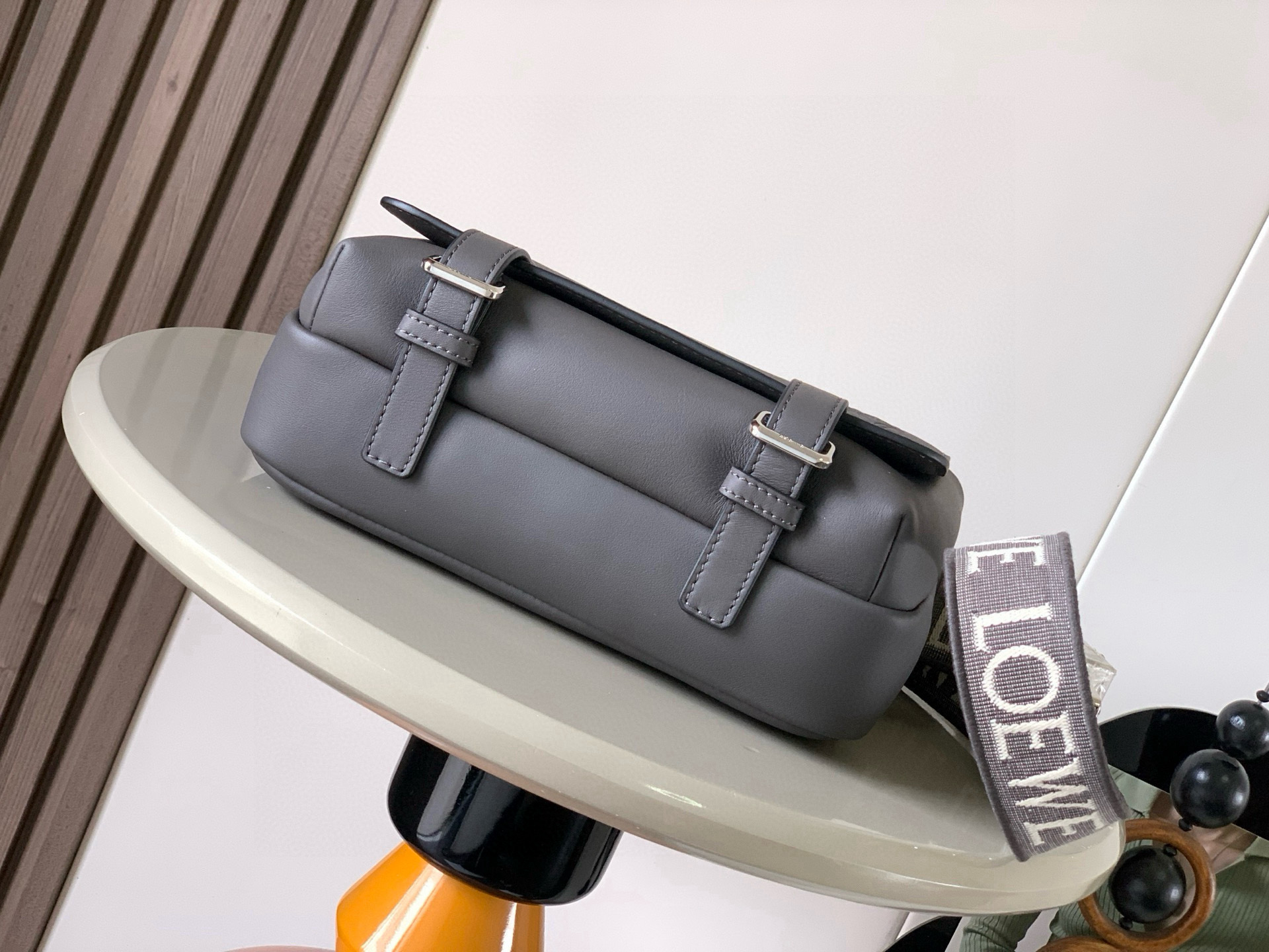 p750。🔥L0e💎we新款XS邮差包👜military messenger经典信使包 ✉️此款一改过去经典邮差包做法，设计了拉链主隔层，前部搭配搭扣打开方式放隐私物品❤️安全之余更加人性化。整體感覺更無懈可击.内置两卡槽，香烟，手机，充电宝，钱夹，收纳理想指数5颗星🌟🌟🌟🌟🌟采用进口荔枝纹小牛皮搭配背部柔软细纹皮小牛皮，🉑️调节的棉质织带肩带,使用舒适感倍增！
尺寸：23CM～18CM～9CM
款号：9011
颜色：灰咖