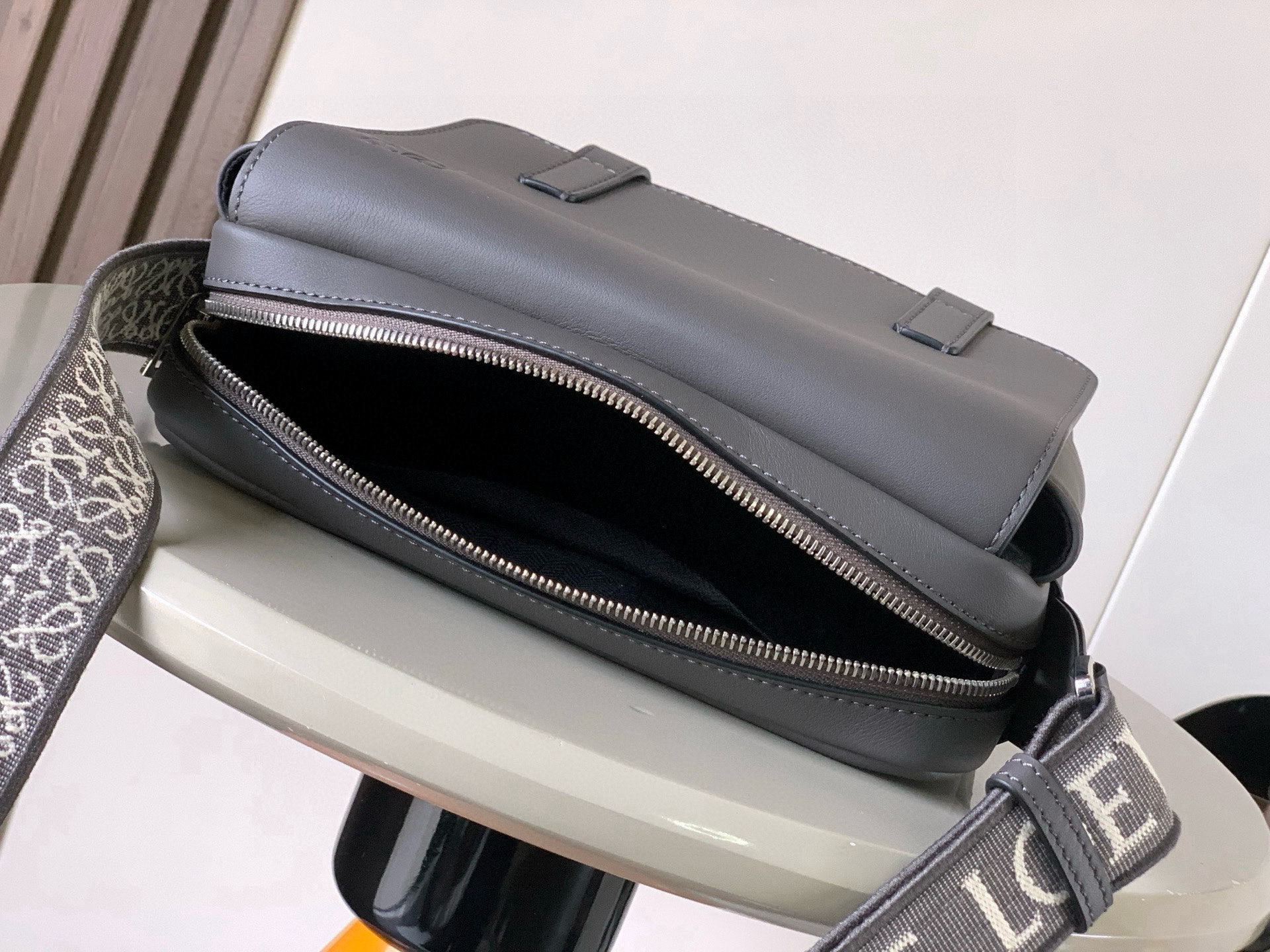 p750。🔥L0e💎we新款XS邮差包👜military messenger经典信使包 ✉️此款一改过去经典邮差包做法，设计了拉链主隔层，前部搭配搭扣打开方式放隐私物品❤️安全之余更加人性化。整體感覺更無懈可击.内置两卡槽，香烟，手机，充电宝，钱夹，收纳理想指数5颗星🌟🌟🌟🌟🌟采用进口荔枝纹小牛皮搭配背部柔软细纹皮小牛皮，🉑️调节的棉质织带肩带,使用舒适感倍增！
尺寸：23CM～18CM～9CM
款号：9011
颜色：灰咖