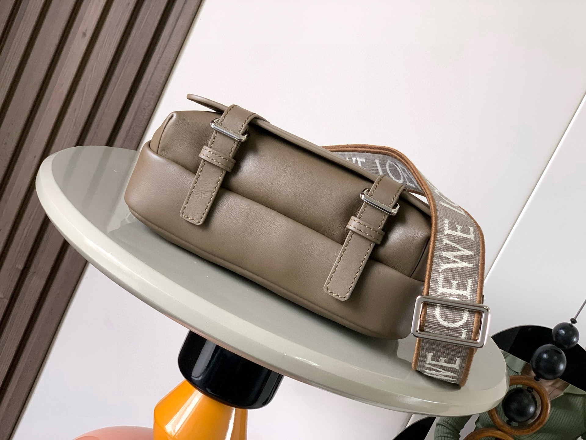 p750。🔥L0e💎we新款XS邮差包👜military messenger经典信使包 ✉️此款一改过去经典邮差包做法，设计了拉链主隔层，前部搭配搭扣打开方式放隐私物品❤️安全之余更加人性化。整體感覺更無懈可击.内置两卡槽，香烟，手机，充电宝，钱夹，收纳理想指数5颗星🌟🌟🌟🌟🌟采用进口荔枝纹小牛皮搭配背部柔软细纹皮小牛皮，🉑️调节的棉质织带肩带,使用舒适感倍增！
尺寸：23CM～18CM～9CM
款号：9011
颜色：冬季棕