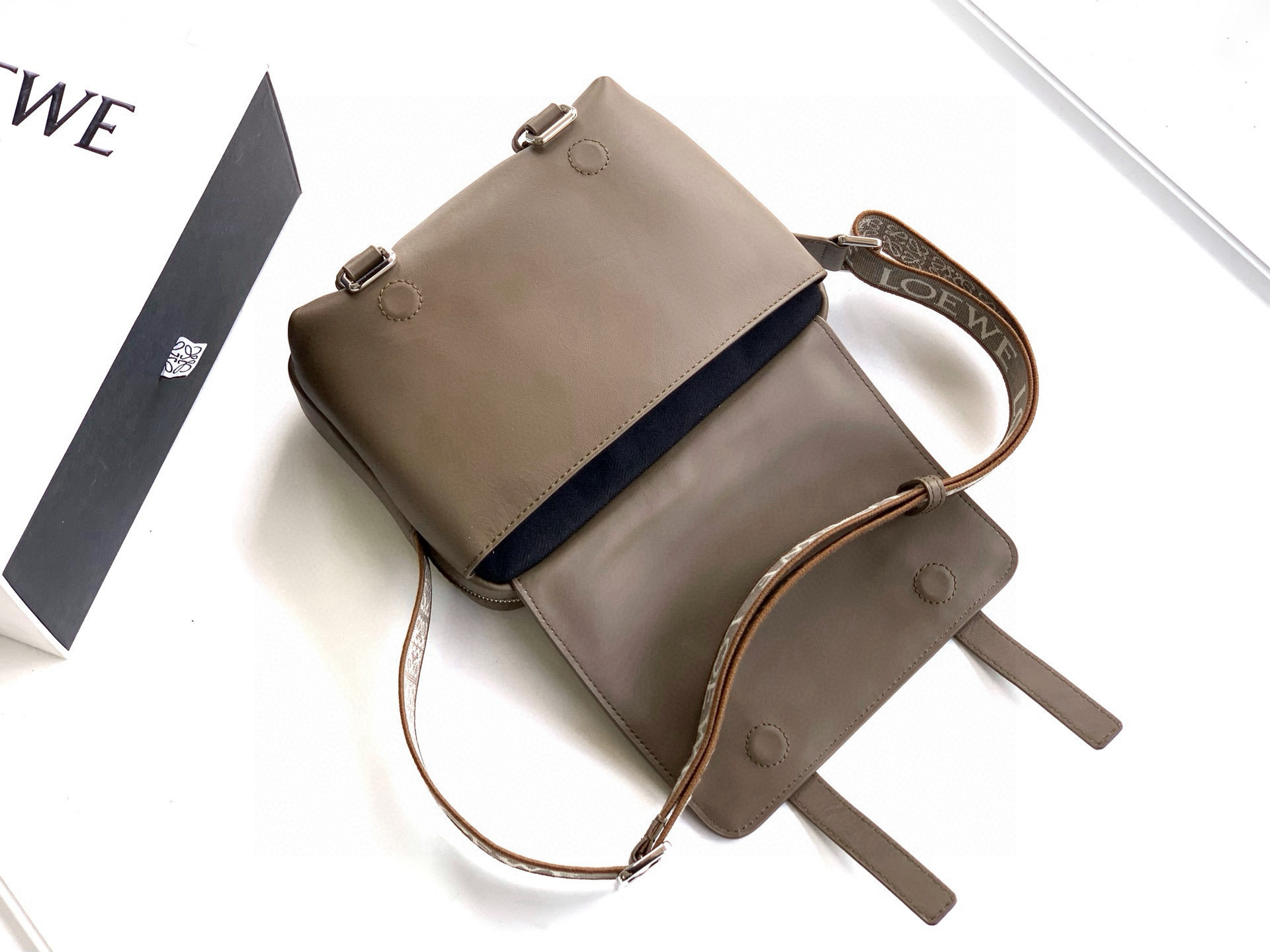 p750。🔥L0e💎we新款XS邮差包👜military messenger经典信使包 ✉️此款一改过去经典邮差包做法，设计了拉链主隔层，前部搭配搭扣打开方式放隐私物品❤️安全之余更加人性化。整體感覺更無懈可击.内置两卡槽，香烟，手机，充电宝，钱夹，收纳理想指数5颗星🌟🌟🌟🌟🌟采用进口荔枝纹小牛皮搭配背部柔软细纹皮小牛皮，🉑️调节的棉质织带肩带,使用舒适感倍增！
尺寸：23CM～18CM～9CM
款号：9011
颜色：冬季棕