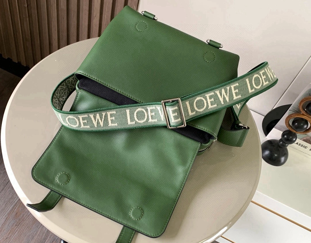 p750。🔥L0e💎we新款XS邮差包👜military messenger经典信使包 ✉️此款一改过去经典邮差包做法，设计了拉链主隔层，前部搭配搭扣打开方式放隐私物品💙安全之余更加人性化。整體感覺更無懈可击.内置两卡槽，香烟，手机，充电宝，钱夹，收纳理想指数5颗星🌟🌟🌟🌟🌟采用进口荔枝纹小牛皮搭配背部柔软细纹皮小牛皮，🉑️调节的棉质织带肩带,使用舒适感倍增！
尺寸：23CM～18CM～9CM
款号：9011
颜色：绿色