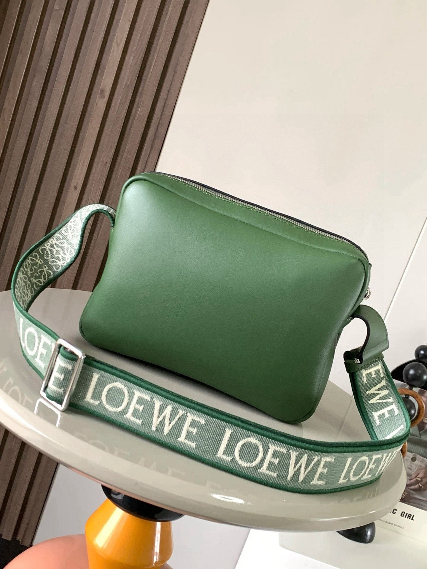 p750。🔥L0e💎we新款XS邮差包👜military messenger经典信使包 ✉️此款一改过去经典邮差包做法，设计了拉链主隔层，前部搭配搭扣打开方式放隐私物品💙安全之余更加人性化。整體感覺更無懈可击.内置两卡槽，香烟，手机，充电宝，钱夹，收纳理想指数5颗星🌟🌟🌟🌟🌟采用进口荔枝纹小牛皮搭配背部柔软细纹皮小牛皮，🉑️调节的棉质织带肩带,使用舒适感倍增！
尺寸：23CM～18CM～9CM
款号：9011
颜色：绿色