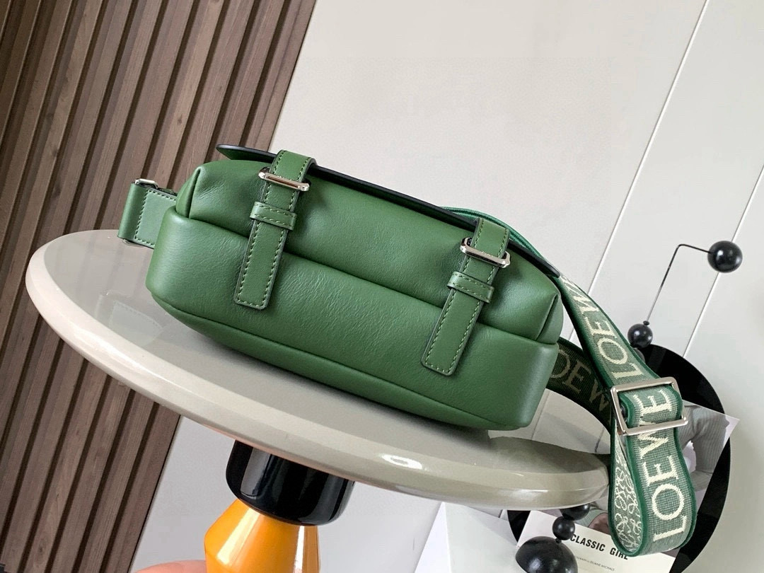 p750。🔥L0e💎we新款XS邮差包👜military messenger经典信使包 ✉️此款一改过去经典邮差包做法，设计了拉链主隔层，前部搭配搭扣打开方式放隐私物品💙安全之余更加人性化。整體感覺更無懈可击.内置两卡槽，香烟，手机，充电宝，钱夹，收纳理想指数5颗星🌟🌟🌟🌟🌟采用进口荔枝纹小牛皮搭配背部柔软细纹皮小牛皮，🉑️调节的棉质织带肩带,使用舒适感倍增！
尺寸：23CM～18CM～9CM
款号：9011
颜色：绿色