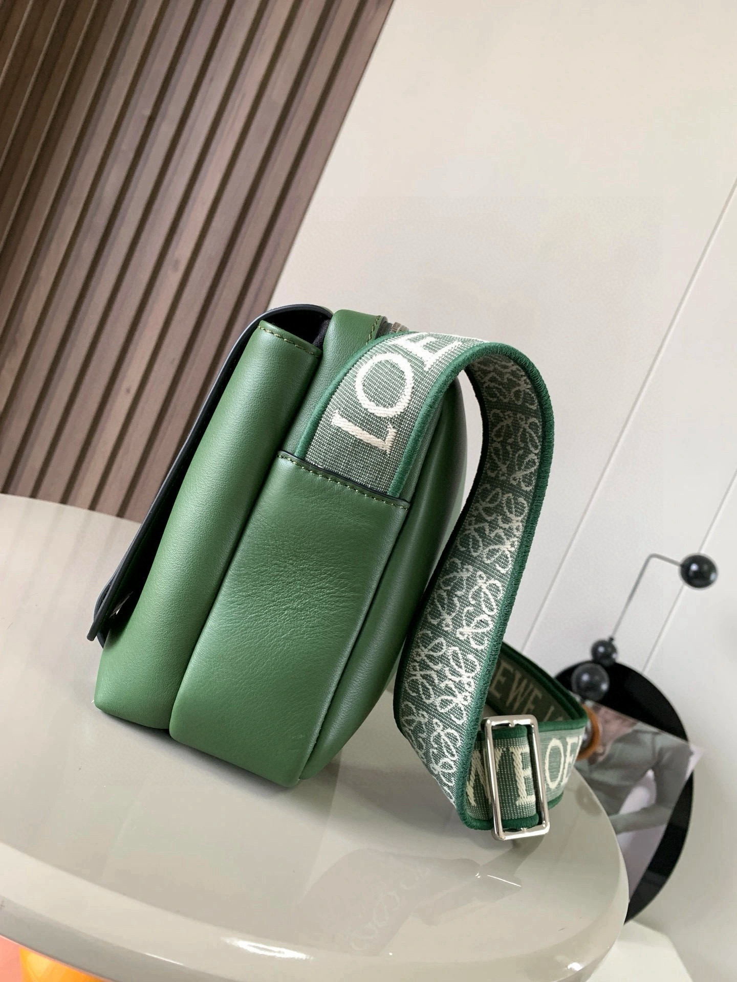 p750。🔥L0e💎we新款XS邮差包👜military messenger经典信使包 ✉️此款一改过去经典邮差包做法，设计了拉链主隔层，前部搭配搭扣打开方式放隐私物品💙安全之余更加人性化。整體感覺更無懈可击.内置两卡槽，香烟，手机，充电宝，钱夹，收纳理想指数5颗星🌟🌟🌟🌟🌟采用进口荔枝纹小牛皮搭配背部柔软细纹皮小牛皮，🉑️调节的棉质织带肩带,使用舒适感倍增！
尺寸：23CM～18CM～9CM
款号：9011
颜色：绿色