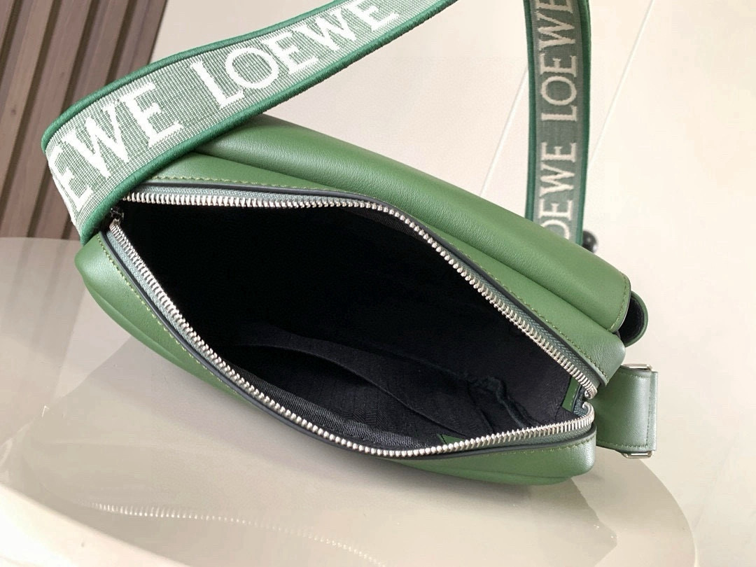 p750。🔥L0e💎we新款XS邮差包👜military messenger经典信使包 ✉️此款一改过去经典邮差包做法，设计了拉链主隔层，前部搭配搭扣打开方式放隐私物品💙安全之余更加人性化。整體感覺更無懈可击.内置两卡槽，香烟，手机，充电宝，钱夹，收纳理想指数5颗星🌟🌟🌟🌟🌟采用进口荔枝纹小牛皮搭配背部柔软细纹皮小牛皮，🉑️调节的棉质织带肩带,使用舒适感倍增！
尺寸：23CM～18CM～9CM
款号：9011
颜色：绿色
