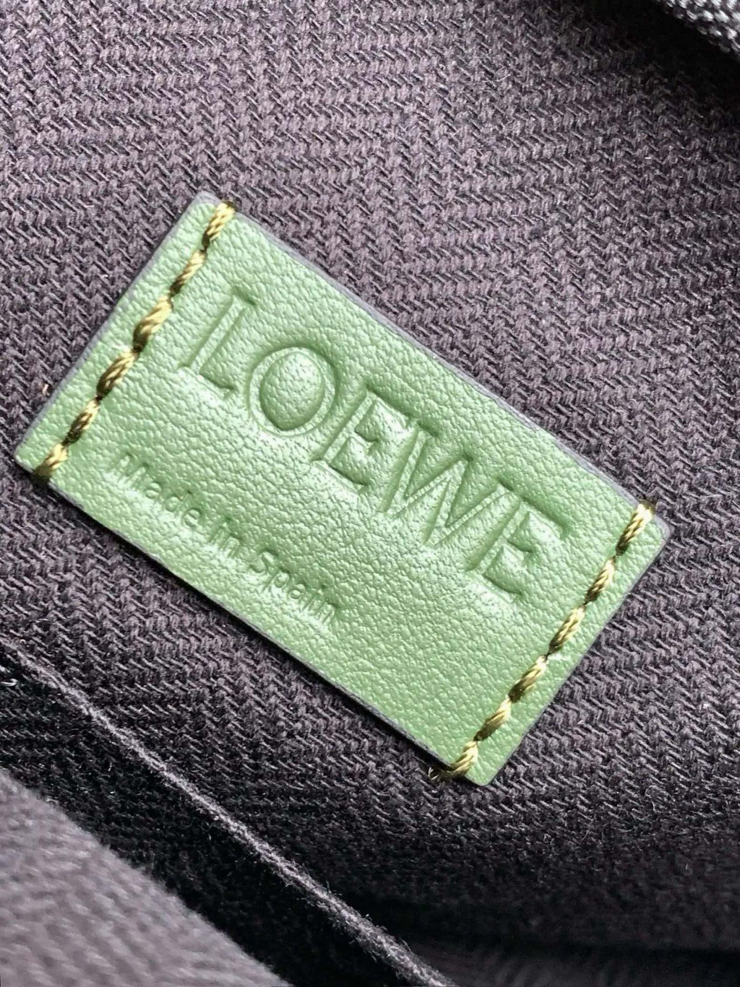 p750。🔥L0e💎we新款XS邮差包👜military messenger经典信使包 ✉️此款一改过去经典邮差包做法，设计了拉链主隔层，前部搭配搭扣打开方式放隐私物品💙安全之余更加人性化。整體感覺更無懈可击.内置两卡槽，香烟，手机，充电宝，钱夹，收纳理想指数5颗星🌟🌟🌟🌟🌟采用进口荔枝纹小牛皮搭配背部柔软细纹皮小牛皮，🉑️调节的棉质织带肩带,使用舒适感倍增！
尺寸：23CM～18CM～9CM
款号：9011
颜色：绿色
