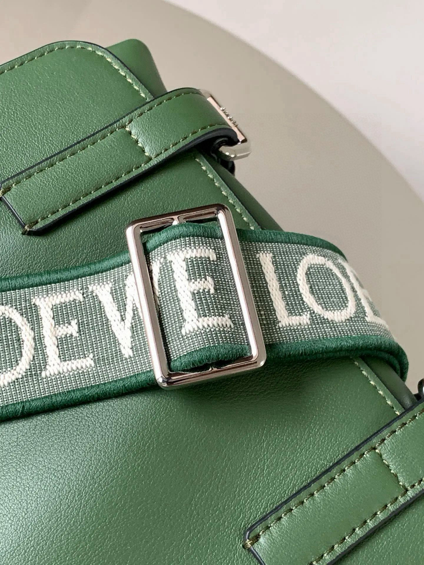p750。🔥L0e💎we新款XS邮差包👜military messenger经典信使包 ✉️此款一改过去经典邮差包做法，设计了拉链主隔层，前部搭配搭扣打开方式放隐私物品💙安全之余更加人性化。整體感覺更無懈可击.内置两卡槽，香烟，手机，充电宝，钱夹，收纳理想指数5颗星🌟🌟🌟🌟🌟采用进口荔枝纹小牛皮搭配背部柔软细纹皮小牛皮，🉑️调节的棉质织带肩带,使用舒适感倍增！
尺寸：23CM～18CM～9CM
款号：9011
颜色：绿色