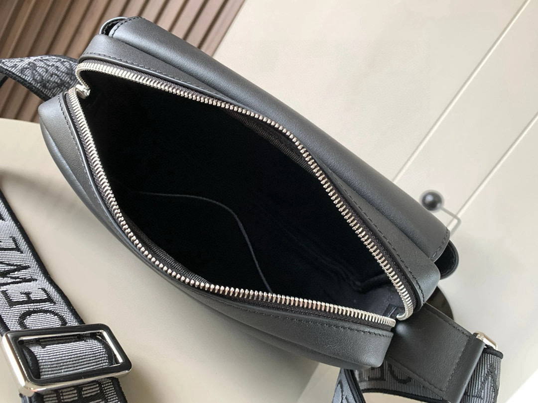 p750。🔥L0e💎we新款XS邮差包👜military messenger经典信使包 ✉️此款一改过去经典邮差包做法，设计了拉链主隔层，前部搭配搭扣打开方式放隐私物品🖤安全之余更加人性化。整體感覺更無懈可击.内置两卡槽，香烟，手机，充电宝，钱夹，收纳理想指数5颗星🌟🌟🌟🌟🌟采用进口荔枝纹小牛皮搭配背部柔软细纹皮小牛皮，🉑️调节的棉质织带肩带,使用舒适感倍增！
尺寸：23CM～18CM～9CM
款号：9011
颜色：黑色