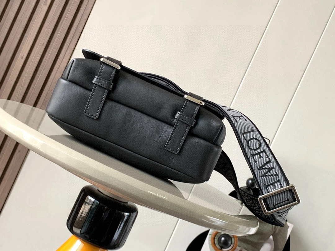 p750。🔥L0e💎we新款XS邮差包👜military messenger经典信使包 ✉️此款一改过去经典邮差包做法，设计了拉链主隔层，前部搭配搭扣打开方式放隐私物品🖤安全之余更加人性化。整體感覺更無懈可击.内置两卡槽，香烟，手机，充电宝，钱夹，收纳理想指数5颗星🌟🌟🌟🌟🌟采用进口荔枝纹小牛皮搭配背部柔软细纹皮小牛皮，🉑️调节的棉质织带肩带,使用舒适感倍增！
尺寸：23CM～18CM～9CM
款号：9011
颜色：黑色