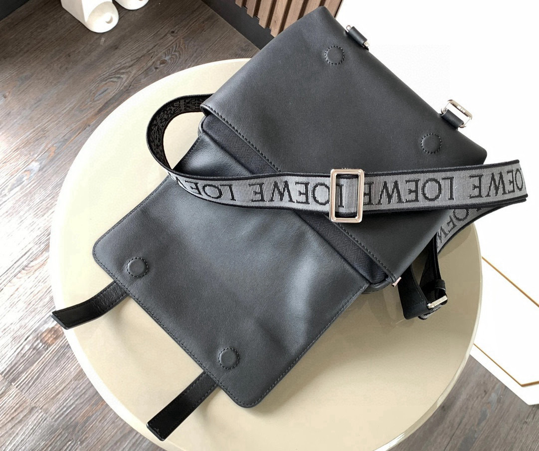 p750。🔥L0e💎we新款XS邮差包👜military messenger经典信使包 ✉️此款一改过去经典邮差包做法，设计了拉链主隔层，前部搭配搭扣打开方式放隐私物品🖤安全之余更加人性化。整體感覺更無懈可击.内置两卡槽，香烟，手机，充电宝，钱夹，收纳理想指数5颗星🌟🌟🌟🌟🌟采用进口荔枝纹小牛皮搭配背部柔软细纹皮小牛皮，🉑️调节的棉质织带肩带,使用舒适感倍增！
尺寸：23CM～18CM～9CM
款号：9011
颜色：黑色